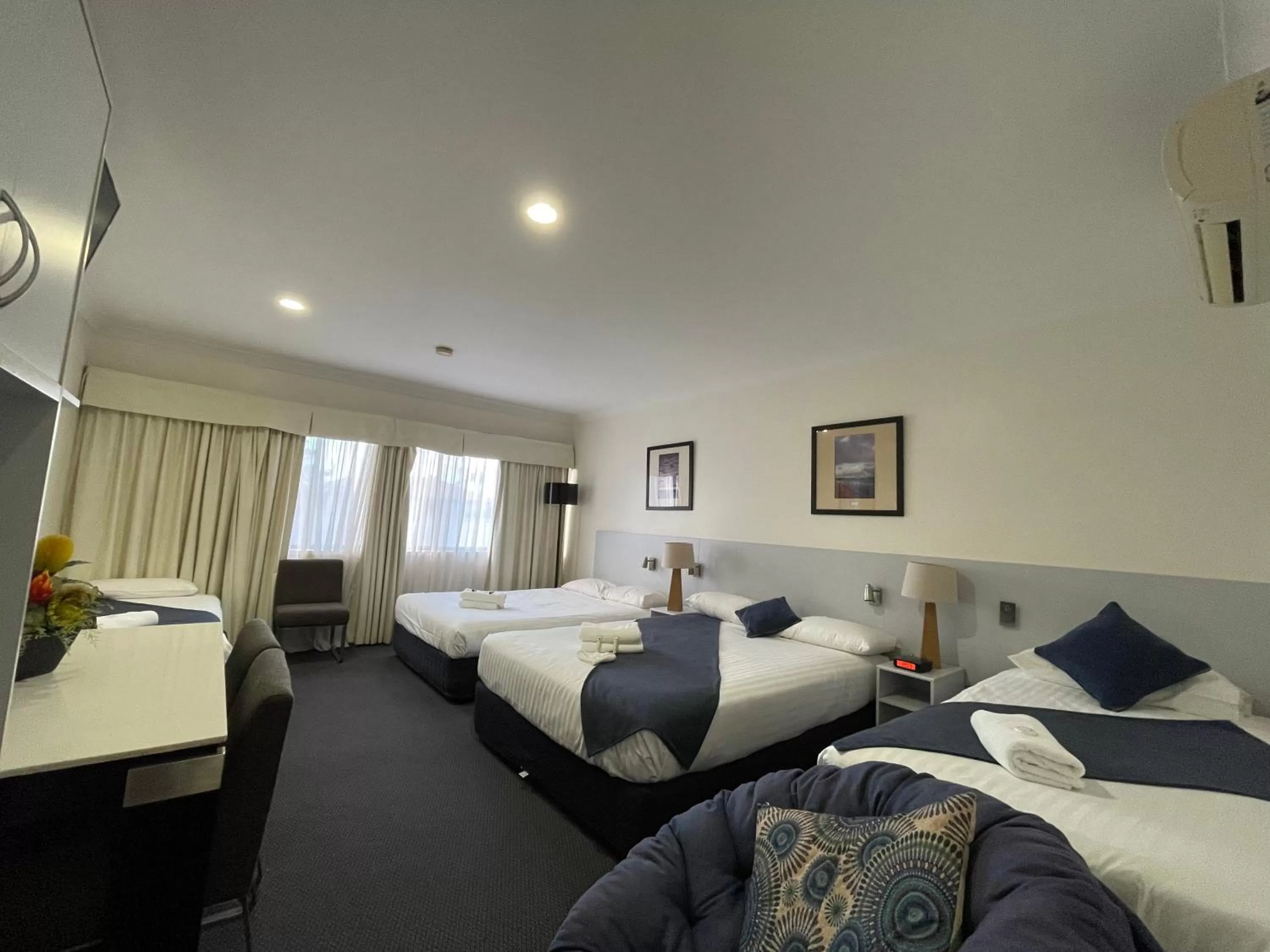 Bed in Lakeview Motor Inn