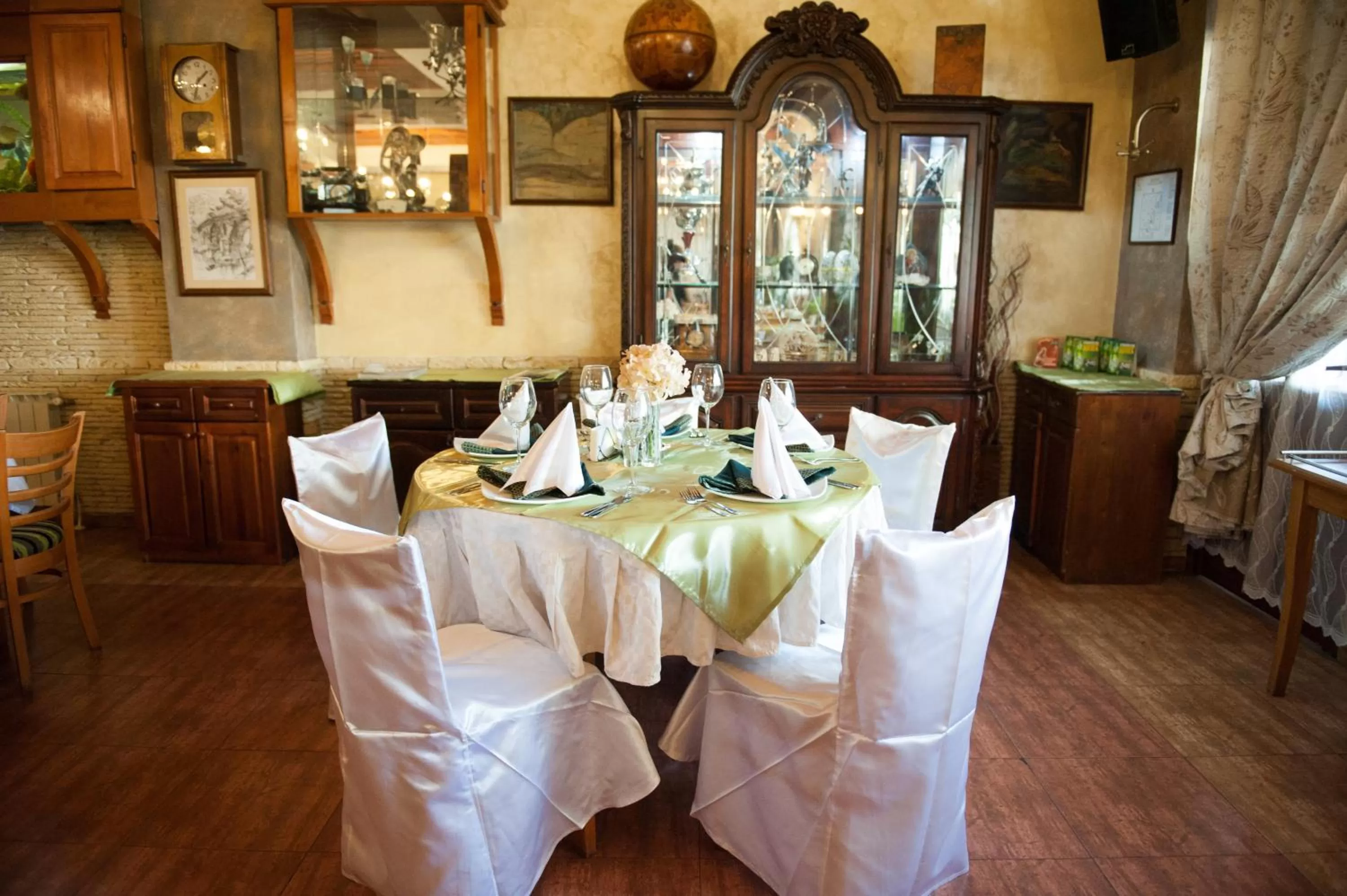 Restaurant/places to eat in Globus Hotel