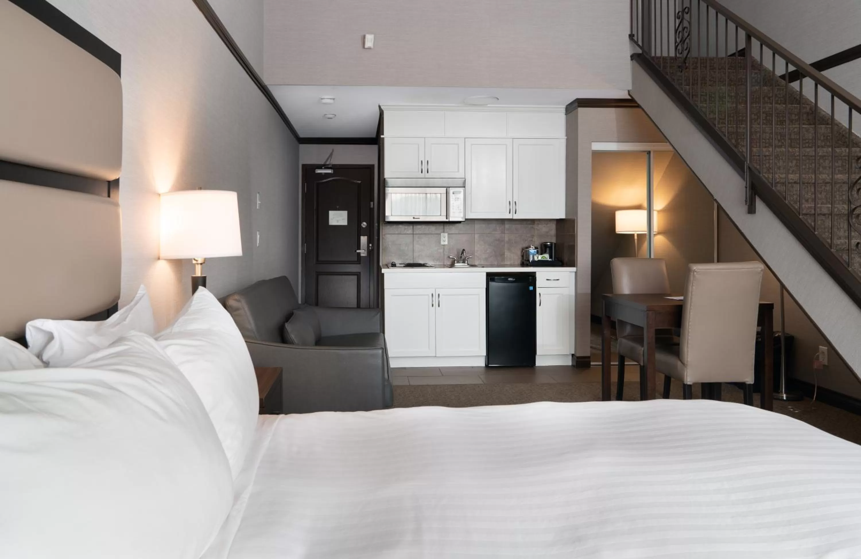 Kitchen or kitchenette, Bed in Prestige Vernon Hotel