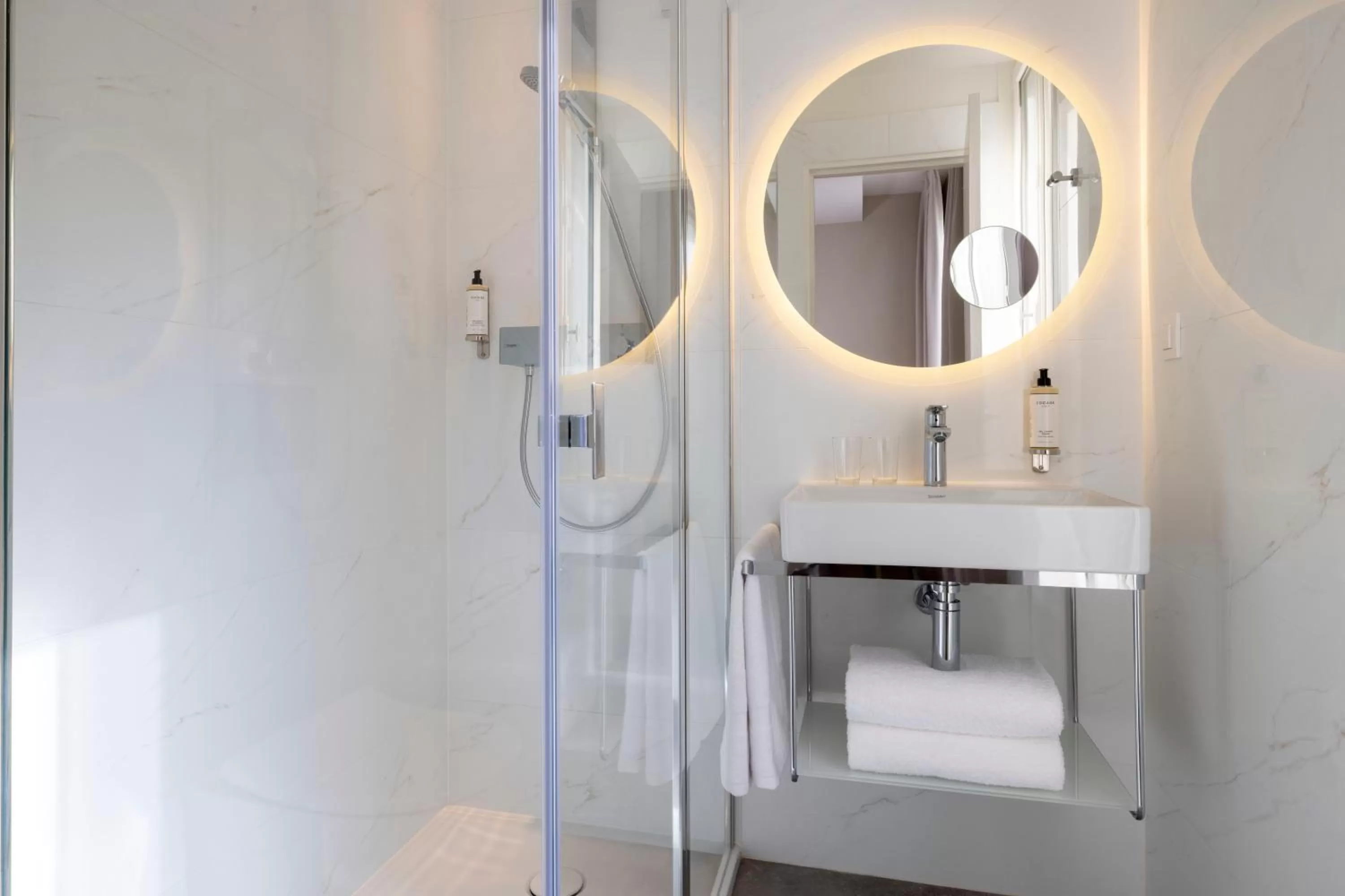 Shower in Hotel Duminy-Vendome