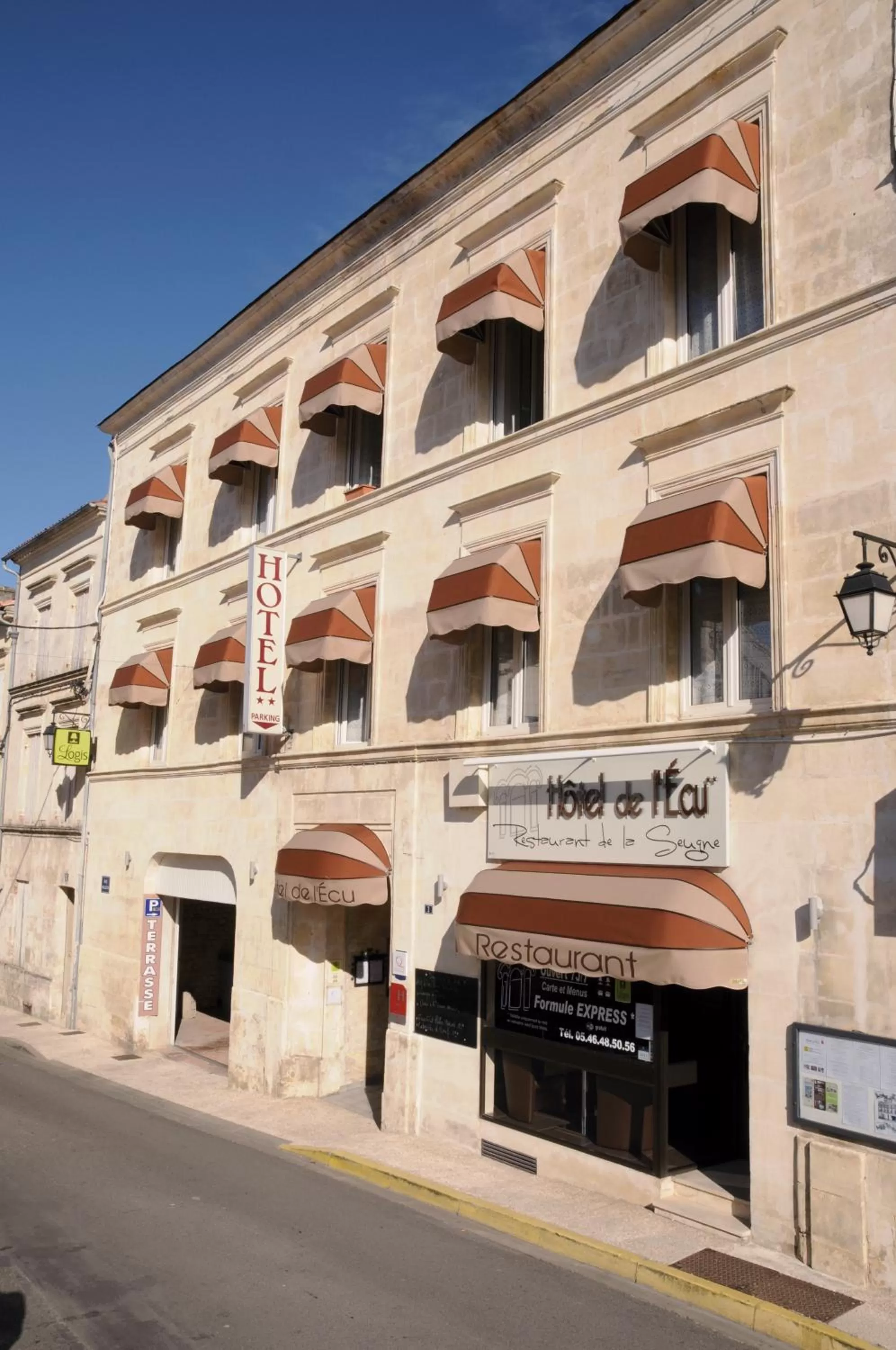 Property building in Hôtel Restaurant de l'Ecu