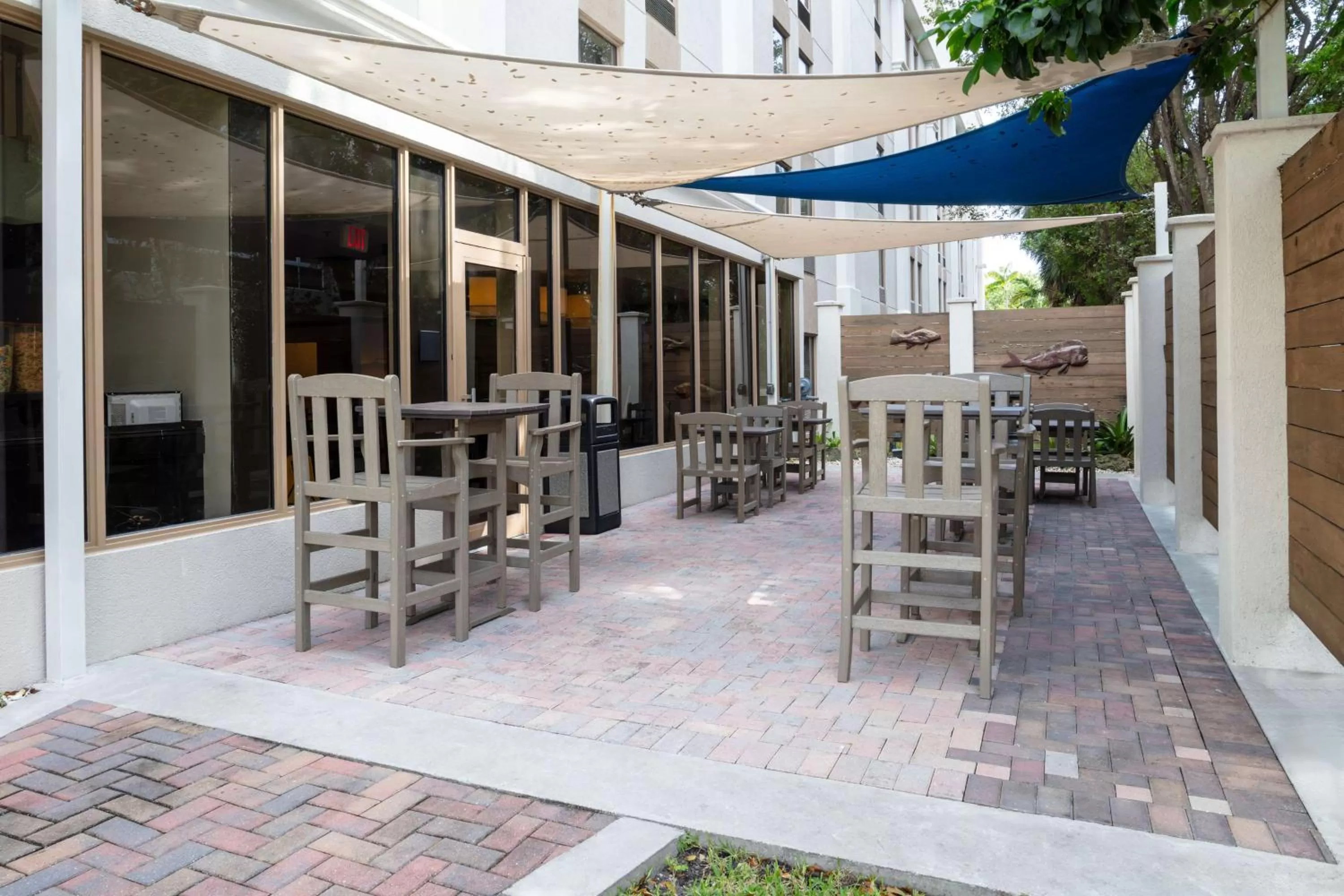 Patio in Hampton Inn Miami/Dadeland