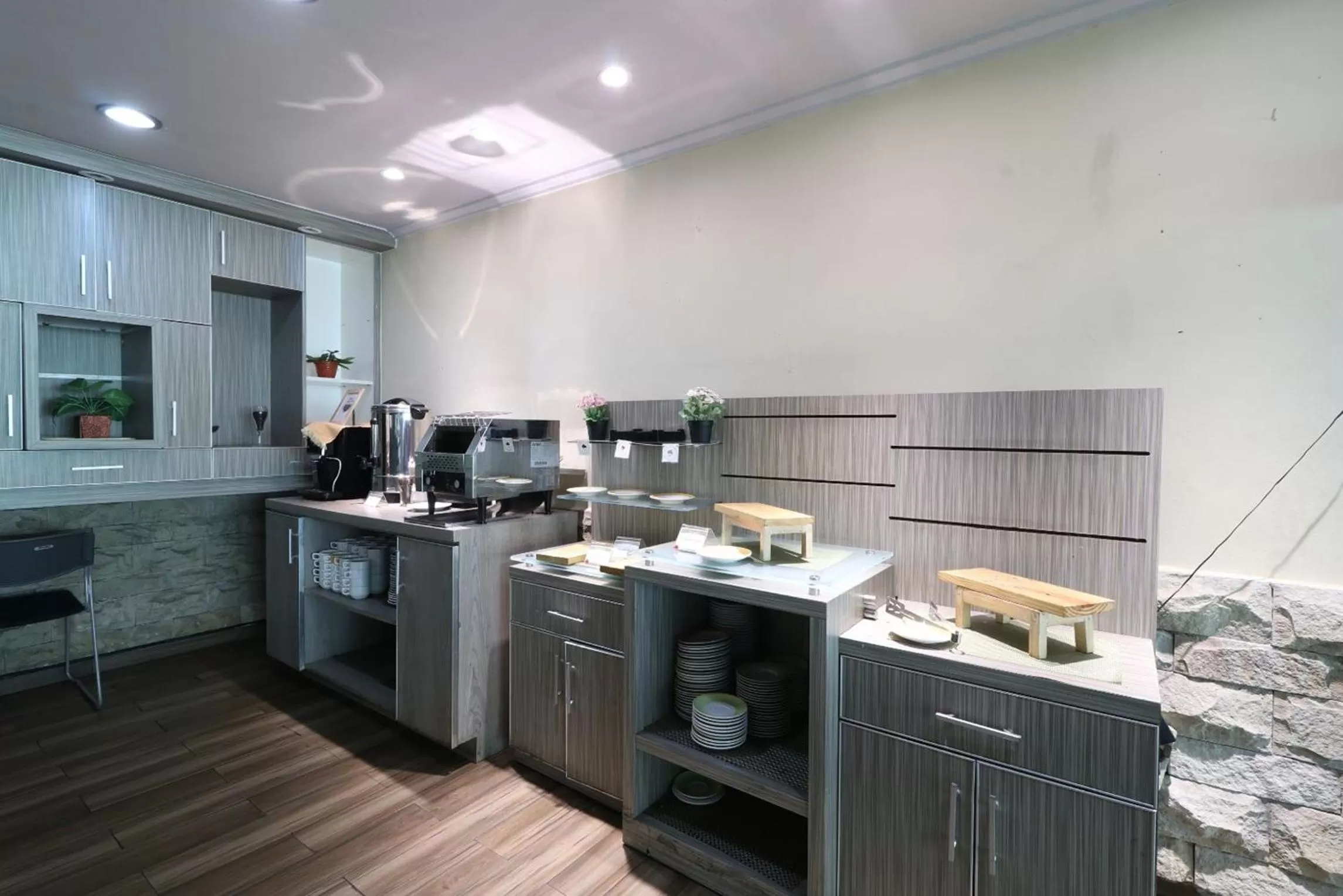 Kitchen or kitchenette in Tamarin Hotel Jakarta manage by Vib Hospitality Management