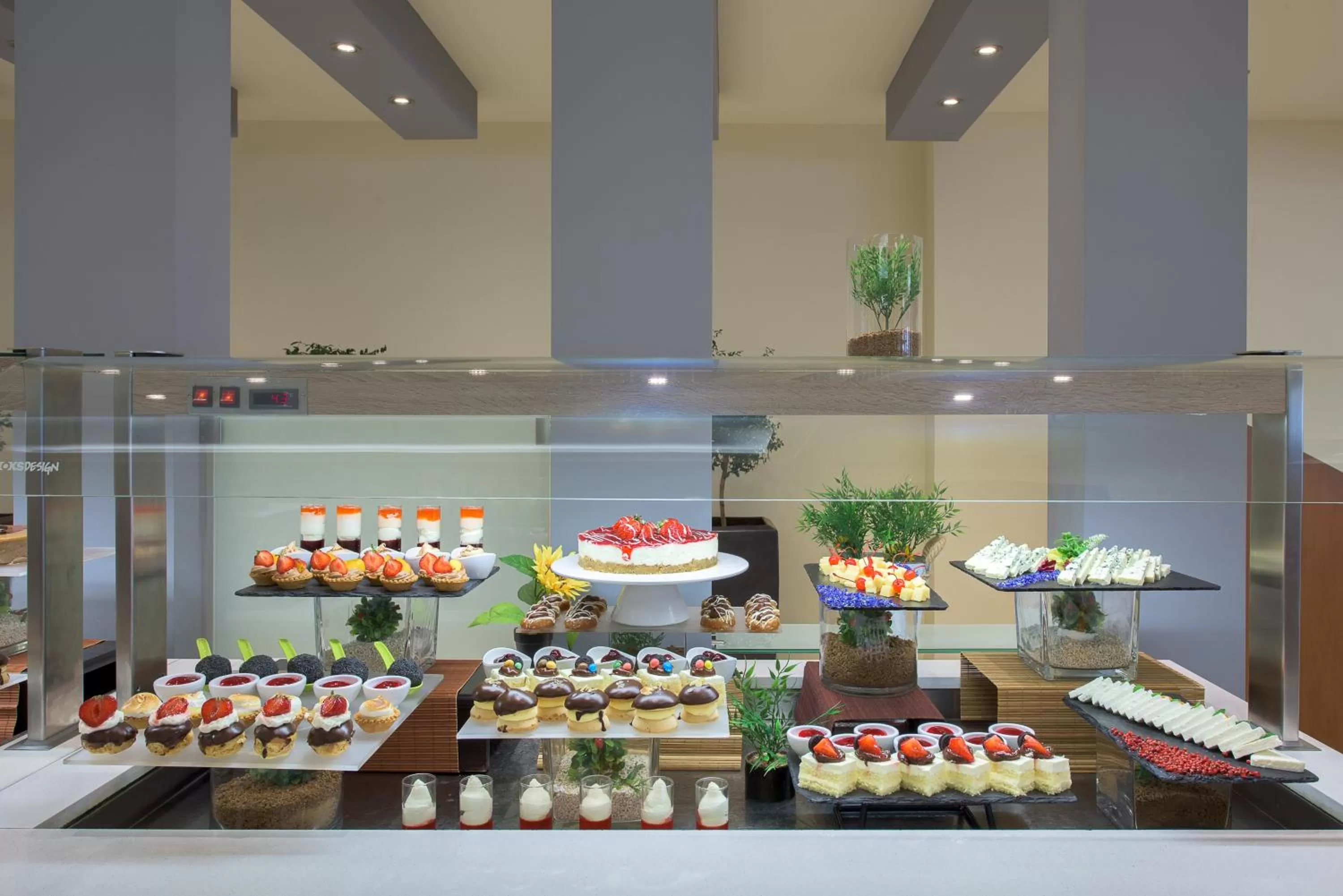 Restaurant/places to eat in Sun Beach Resort