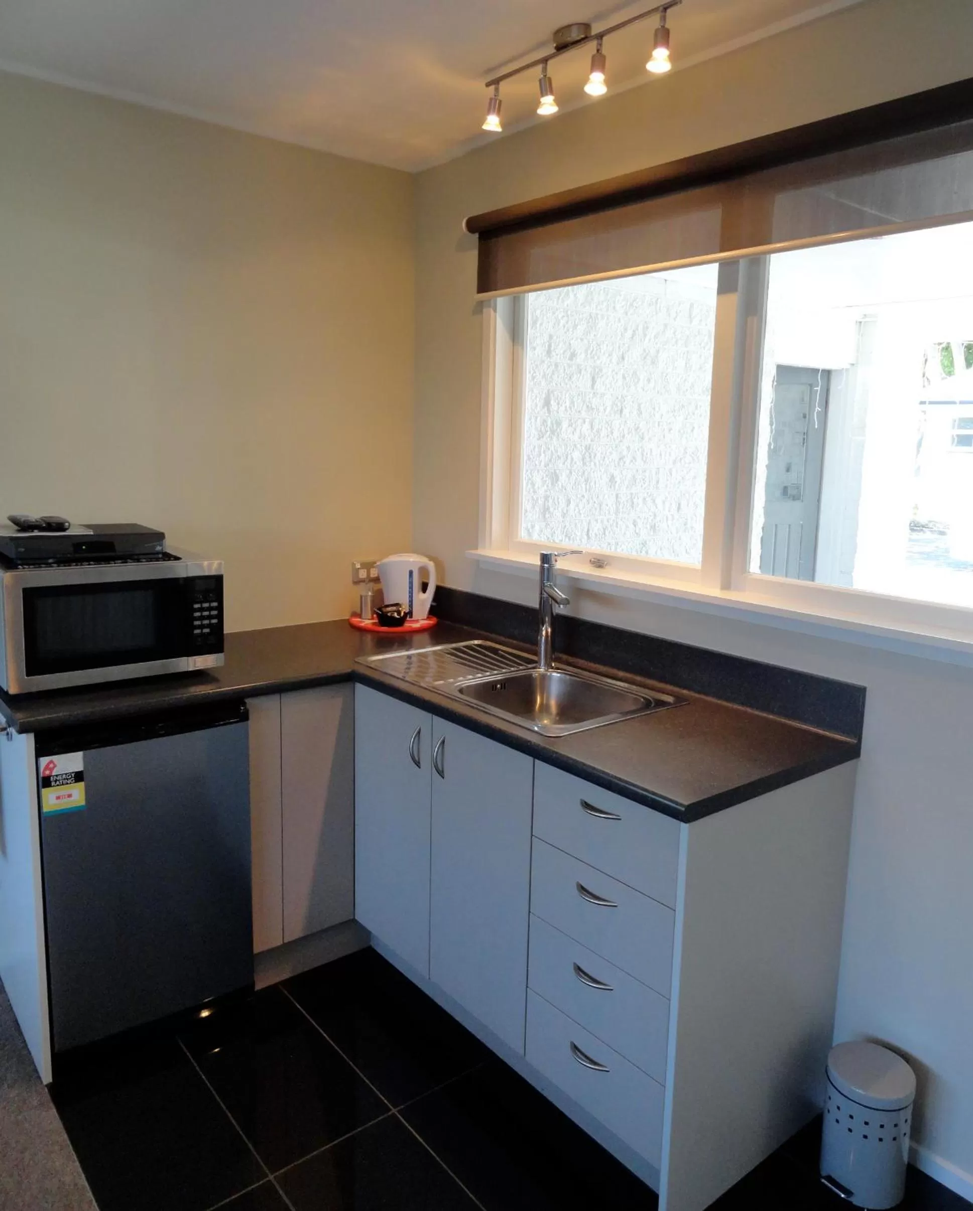 Kitchen or kitchenette, Kitchen/Kitchenette in Aarburg Airport Motel