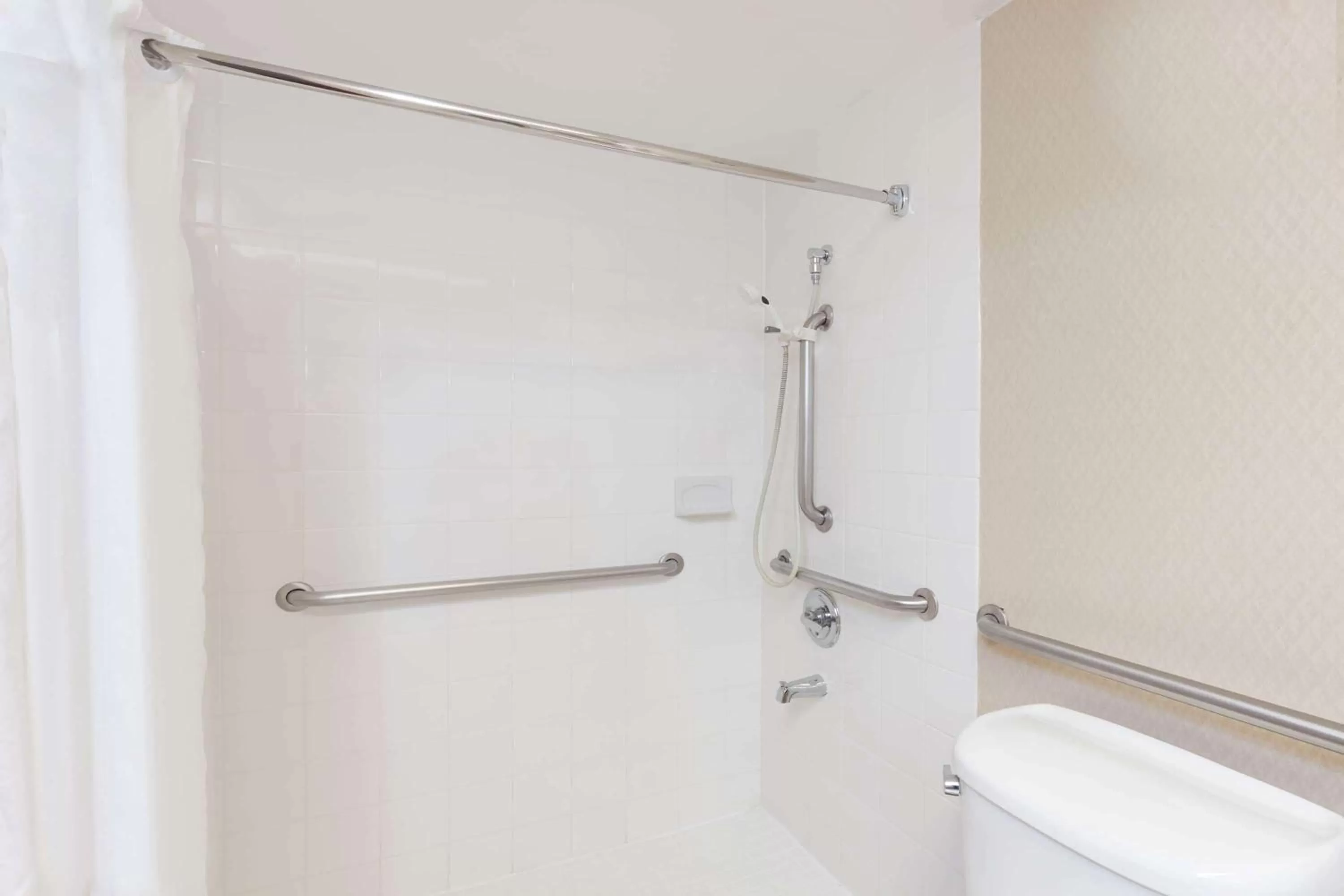 King Room with Mobility/Hearing Impaired Access - Non-Smoking in Howard Johnson by Wyndham Fullerton/Anaheim Conference Cntr