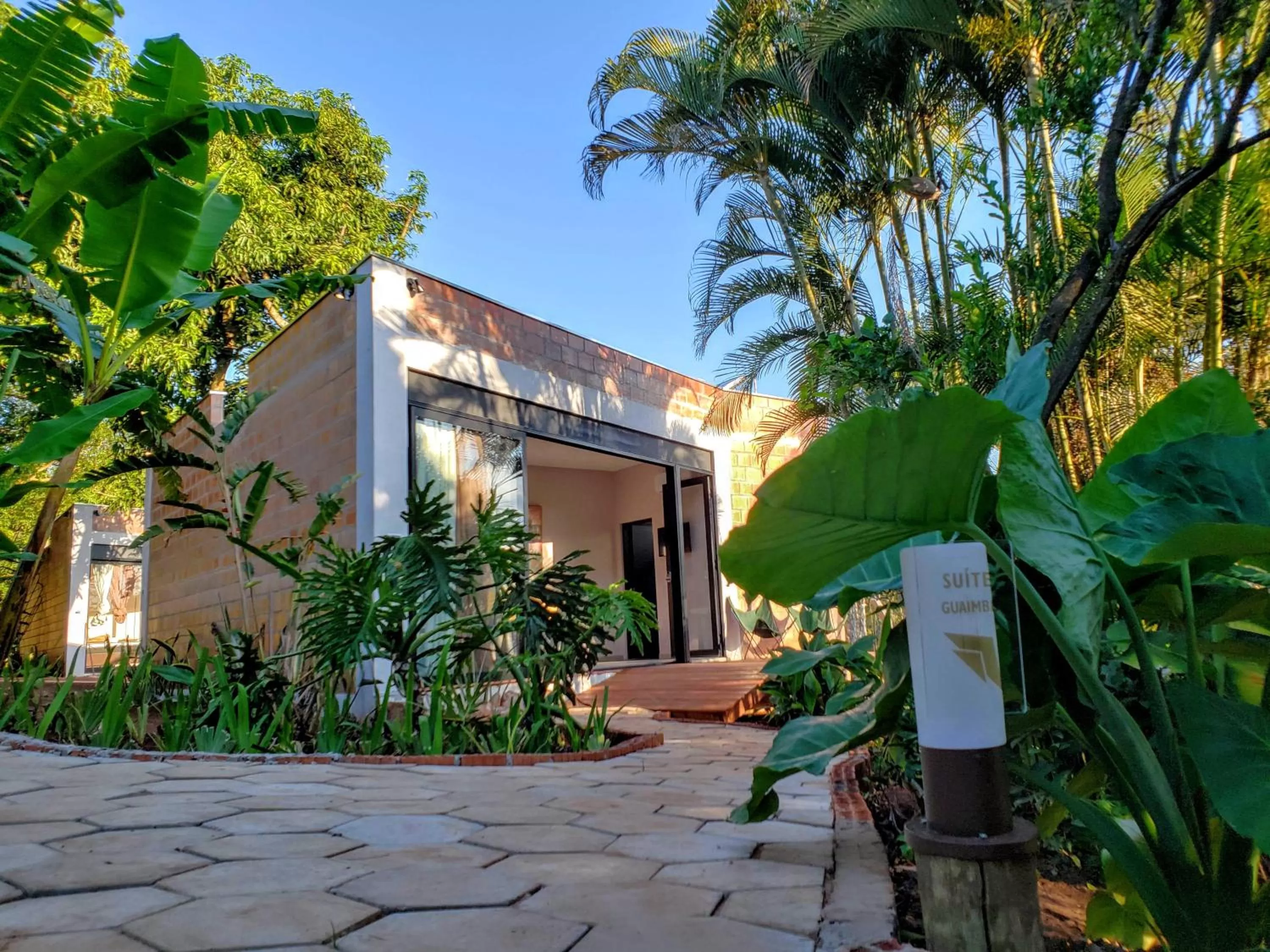 Property Building in Suítes no Quintal