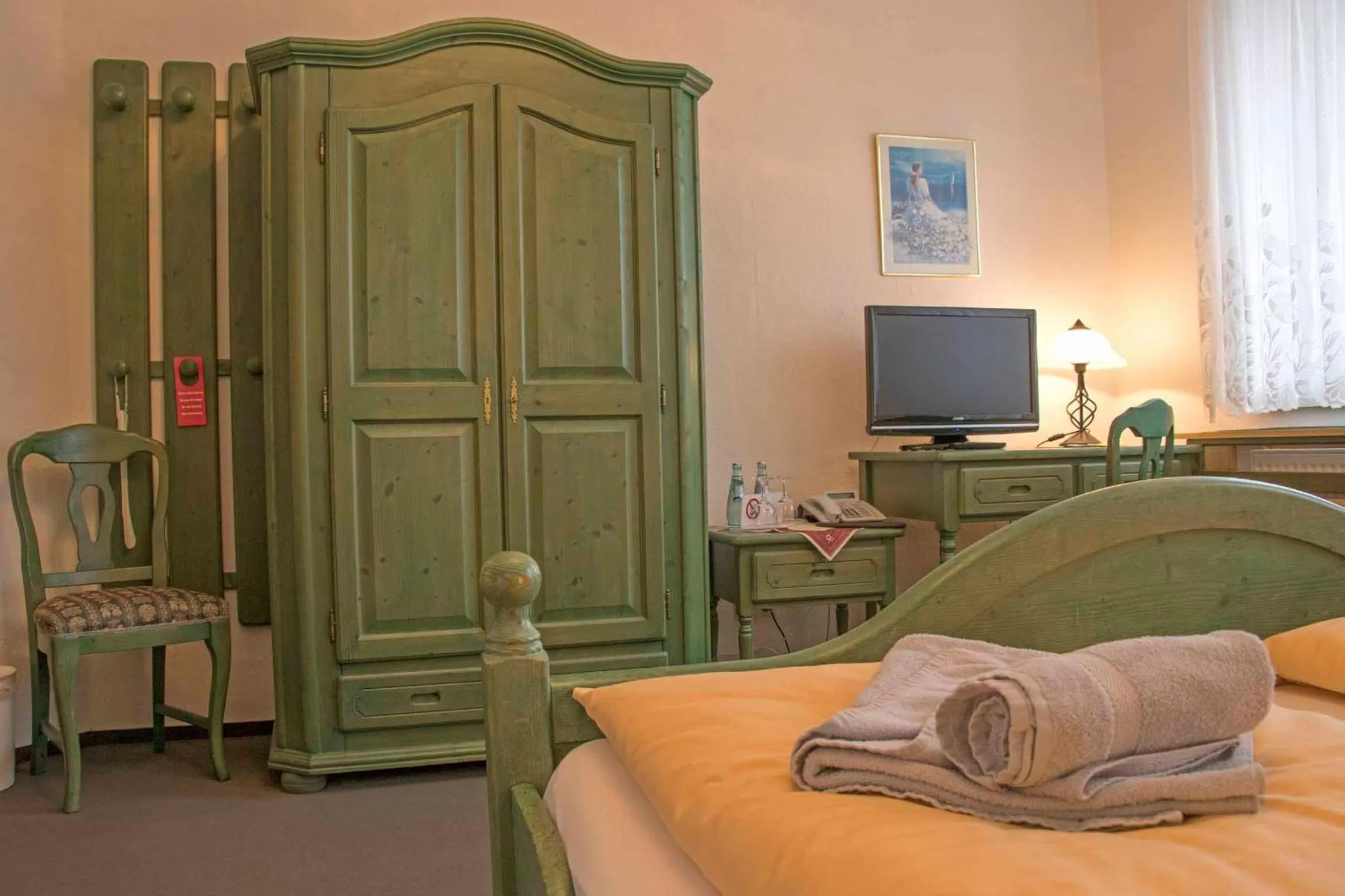 Bed, TV/Entertainment Center in Bürgerhaus Niesky