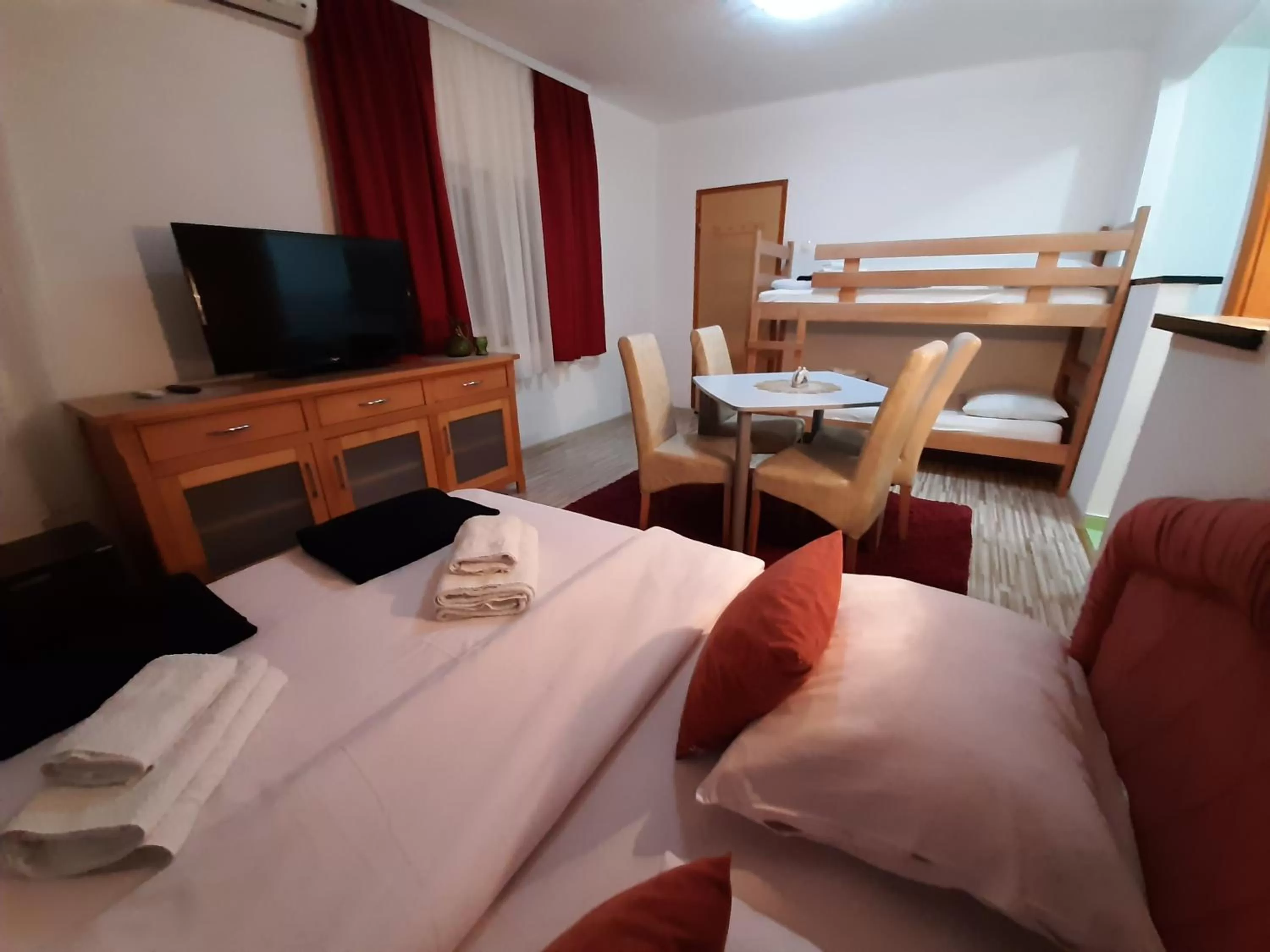 bunk bed, TV/Entertainment Center in Guest House Nana