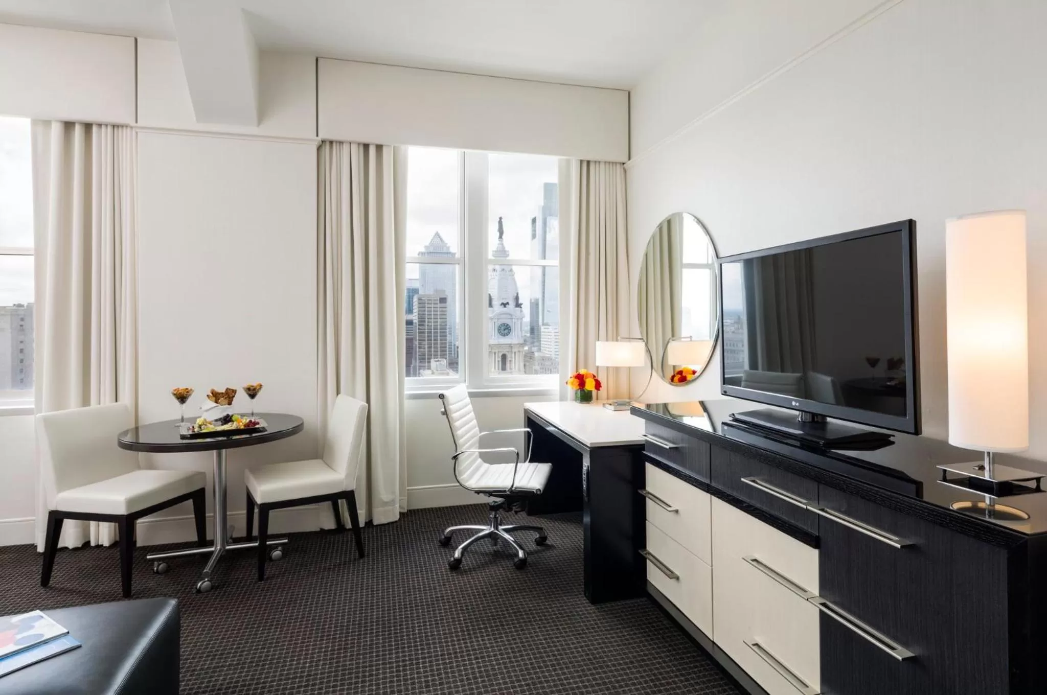 Photo of the whole room in Loews Philadelphia Hotel