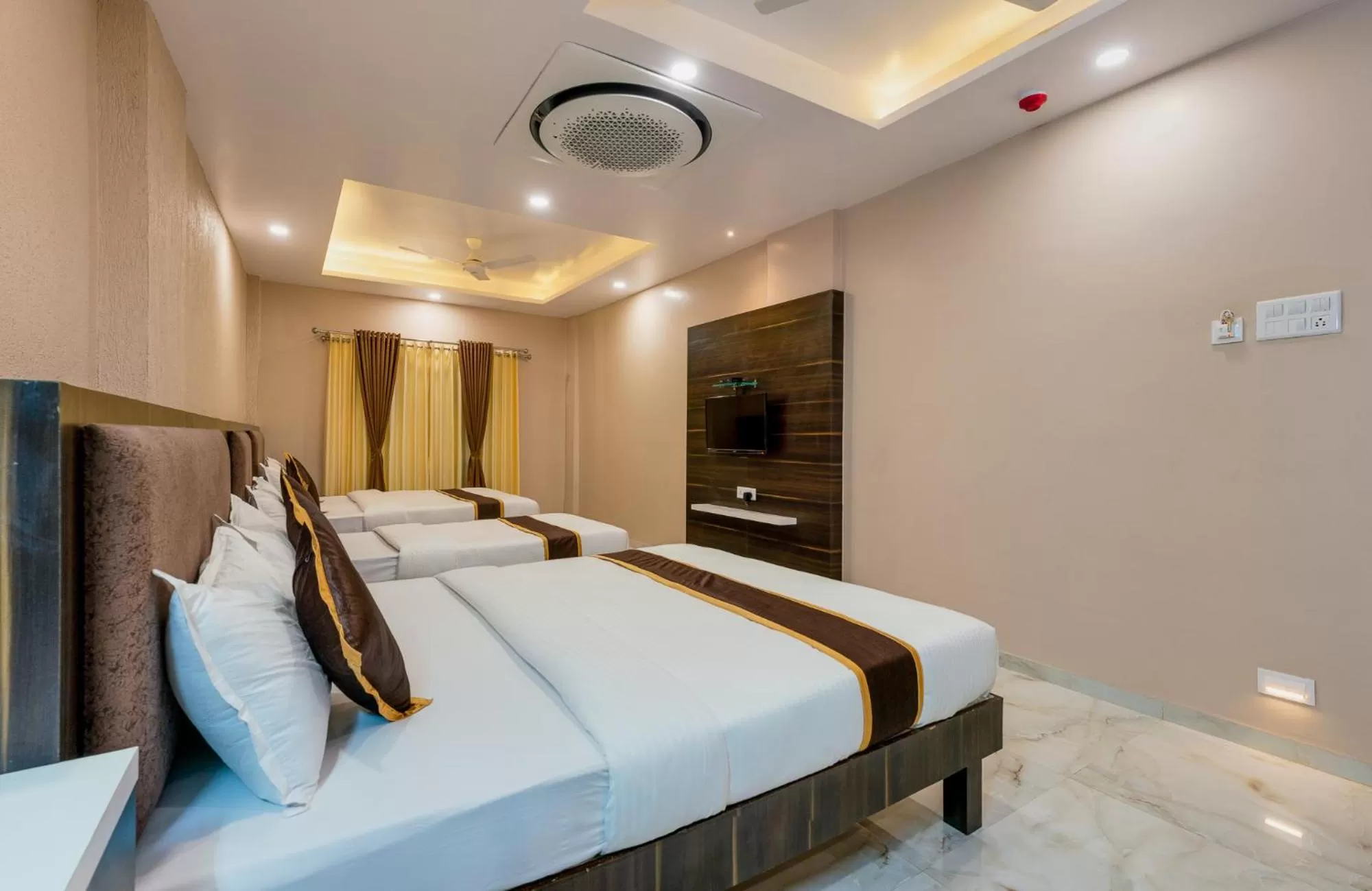 Bed in Hotel Aatithya Satkar Near Mahalaxmi Temple