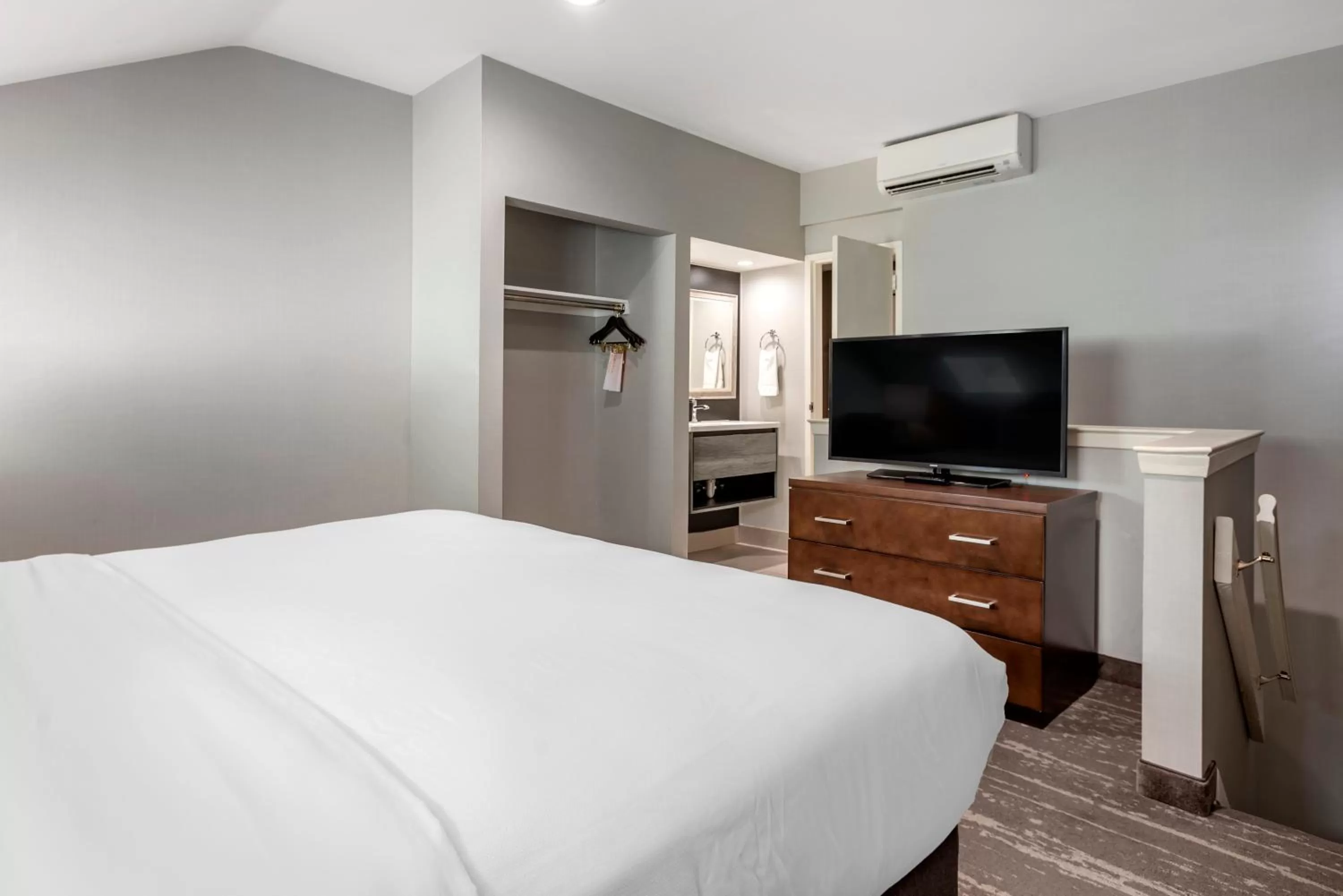 Photo of the whole room, Bed in Somerset Lofts