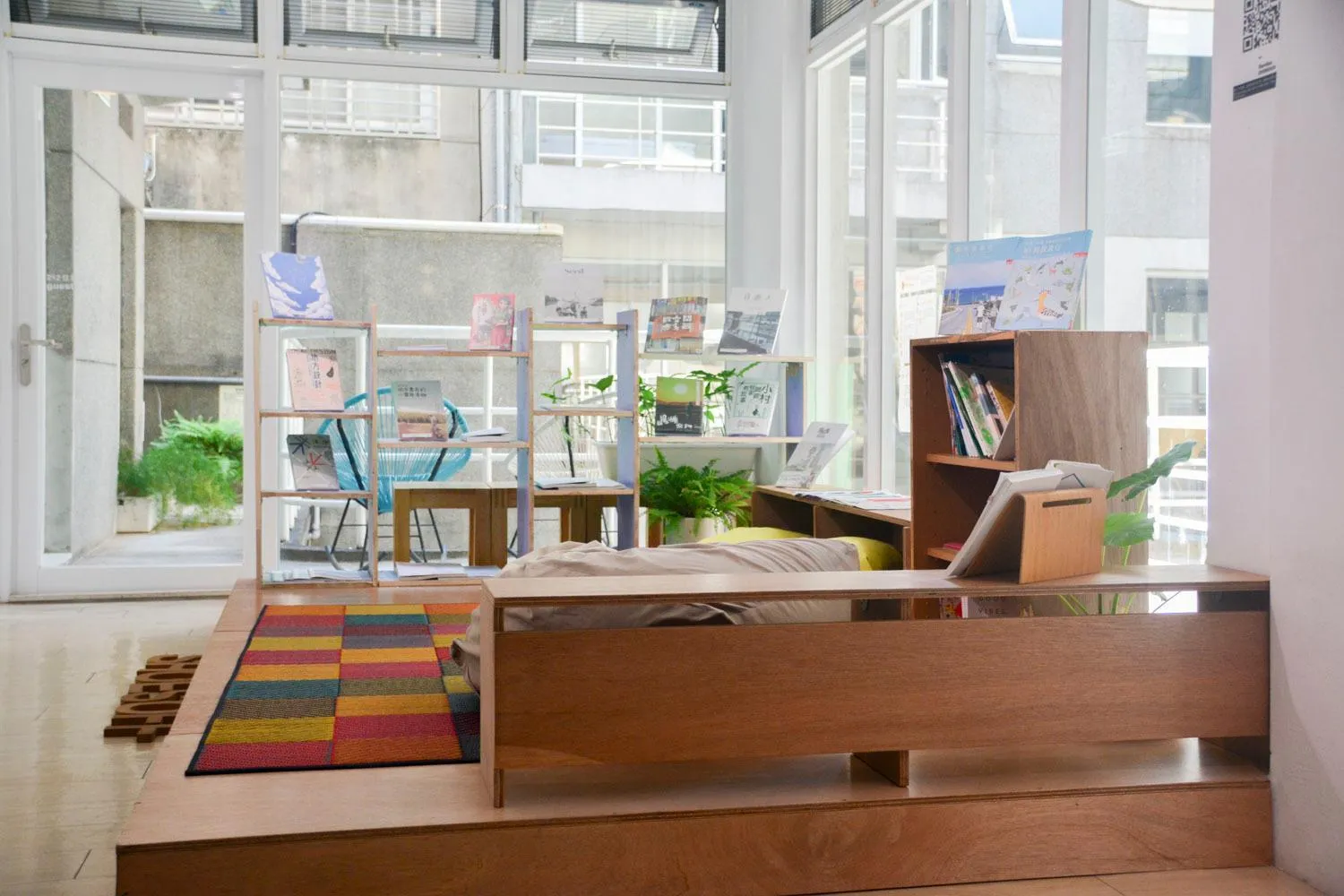 Library in OwlStay Flip Flop Hostel - Garden