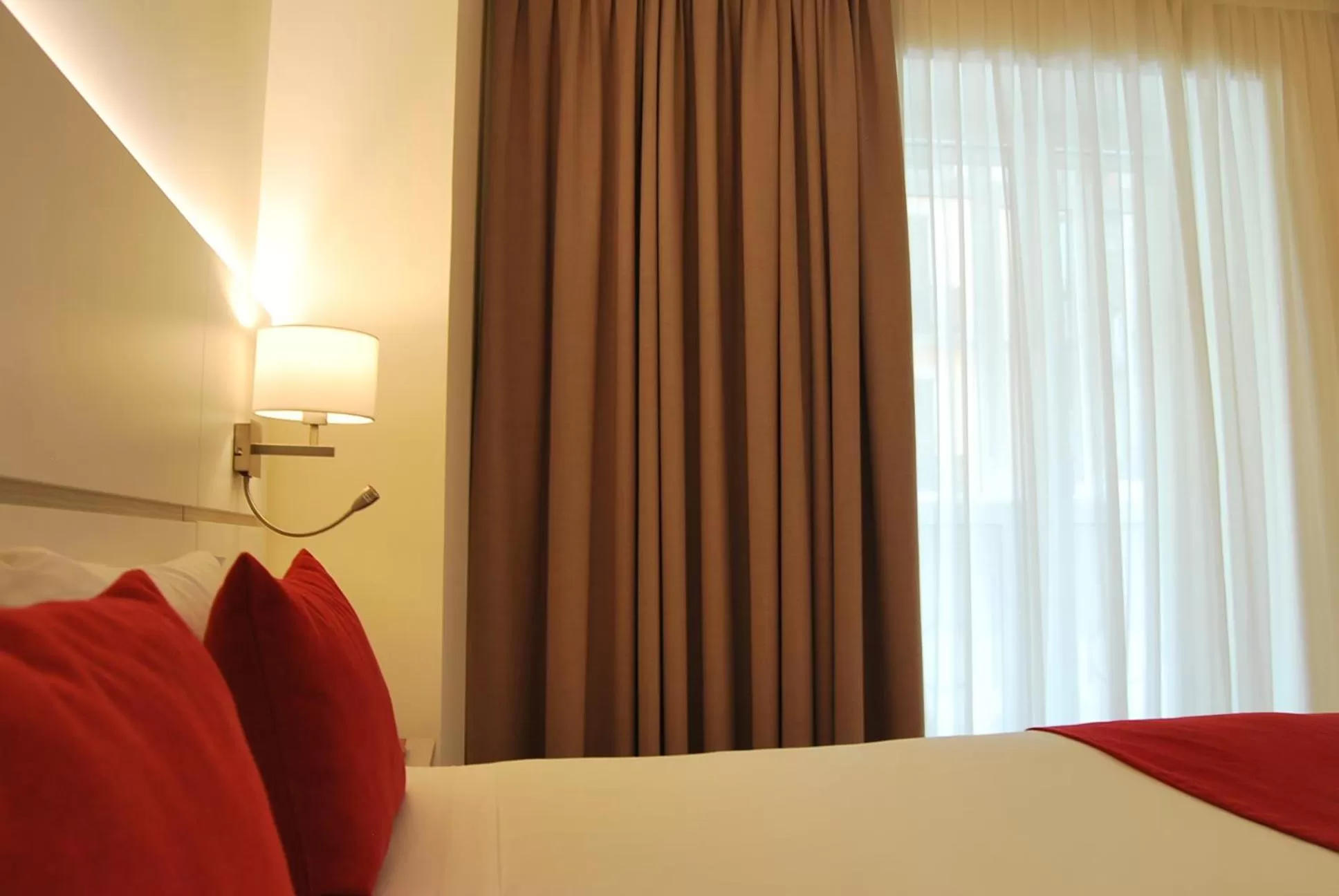 Bedroom, Bed in Hotel Pompaelo Plaza del Ayuntamiento & Spa