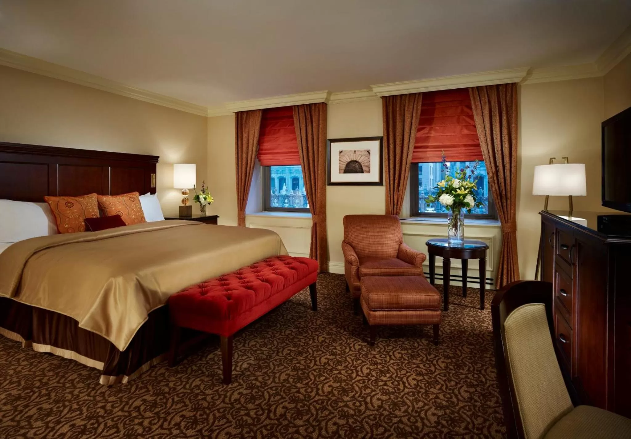 Photo of the whole room, Bed in Omni William Penn Hotel