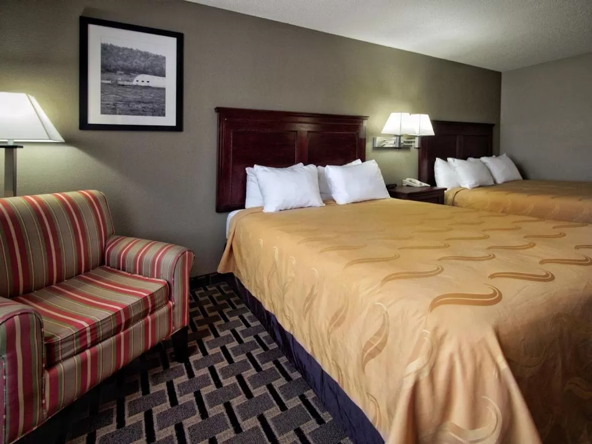 Bed in Quality Inn Moore - Oklahoma City