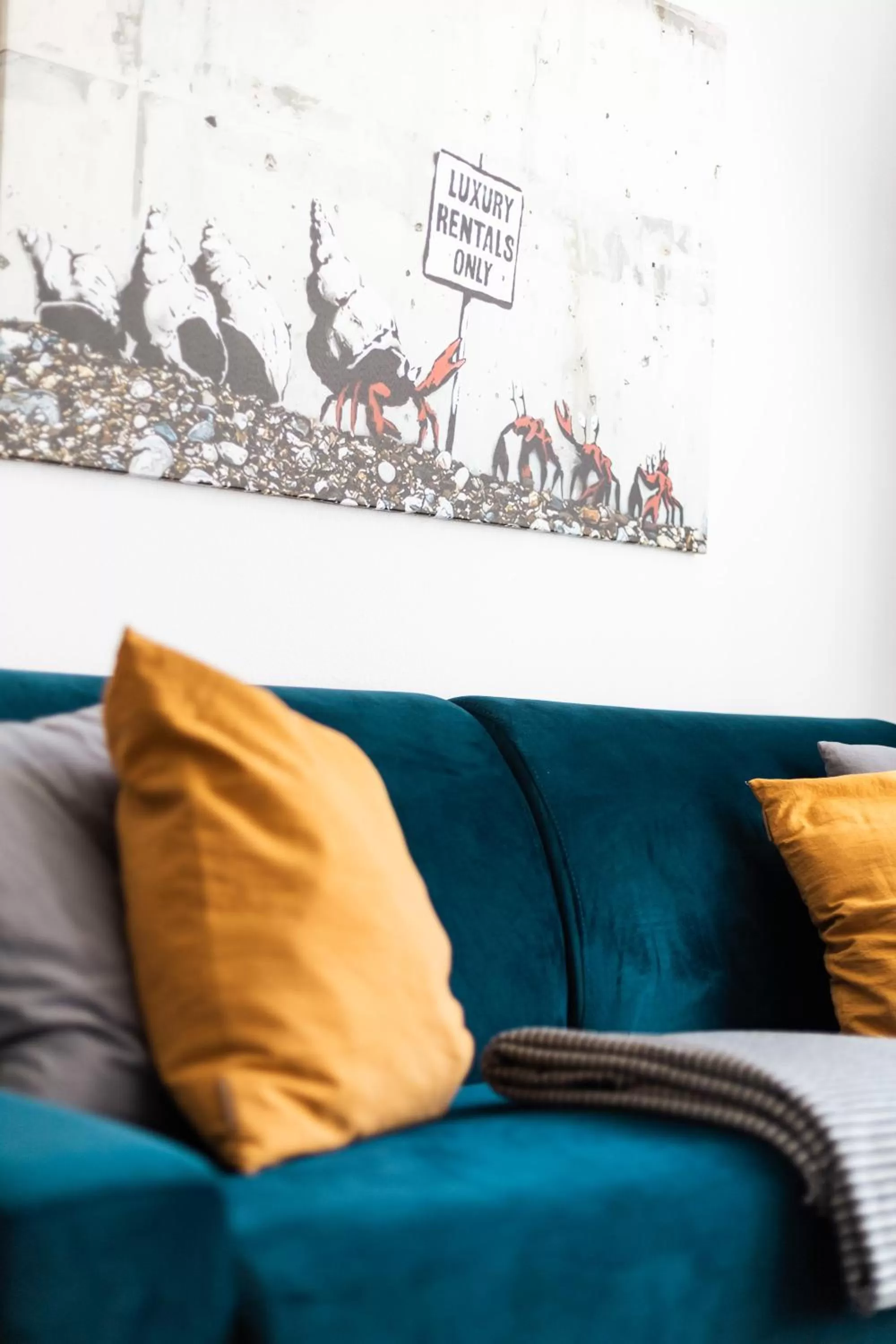 Living room, Seating Area in Ko-Living Space an der Oper - Street Art Design Apartments