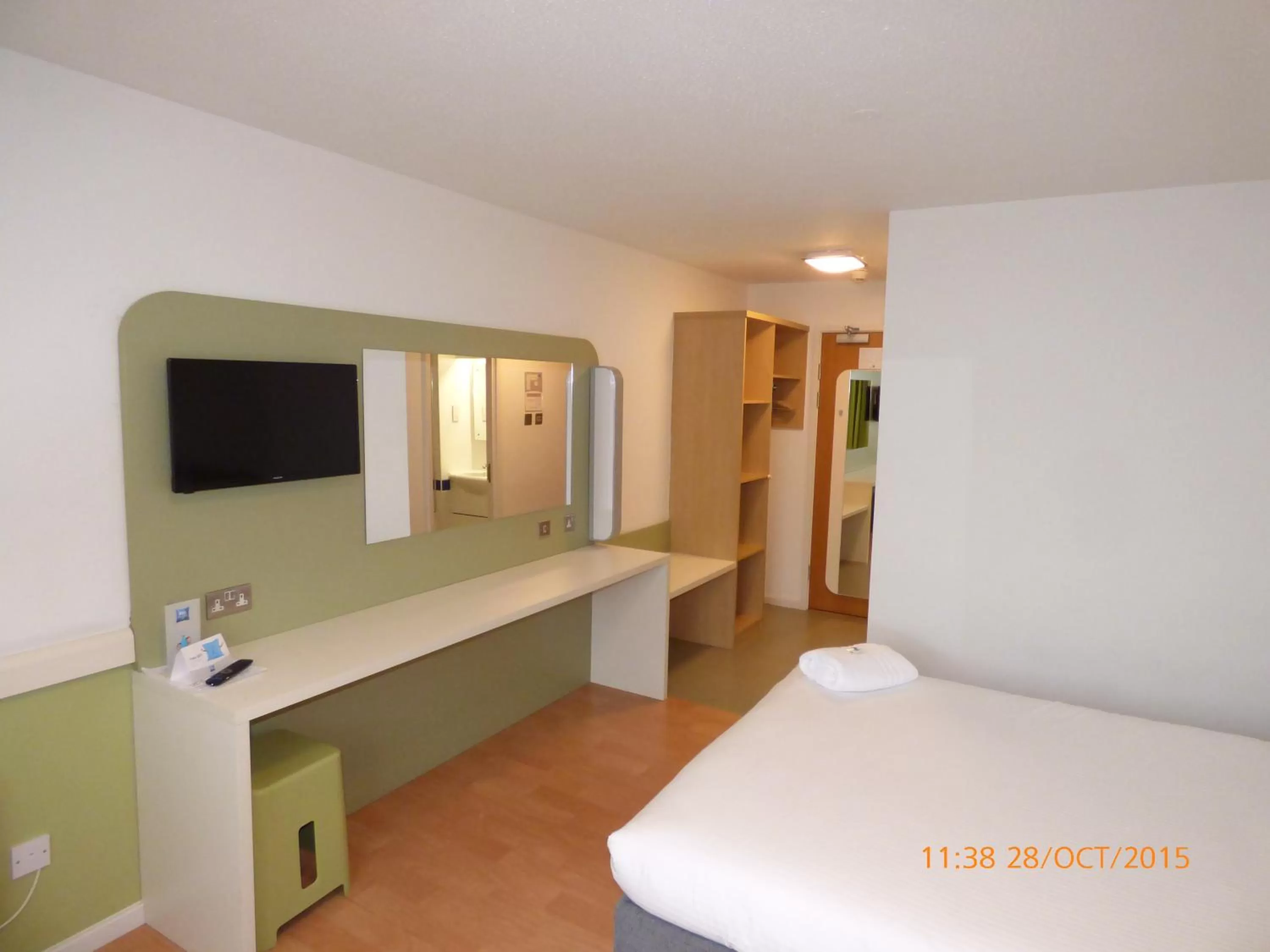 Bedroom, Bed in Warrington Motel, J20 M6 Lymm Services