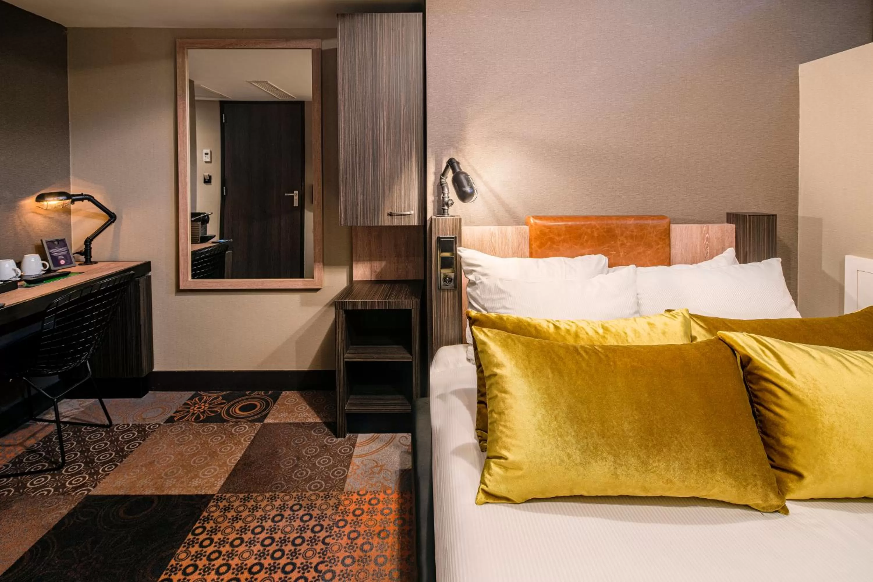 Photo of the whole room, Bed in The Alfred Hotel