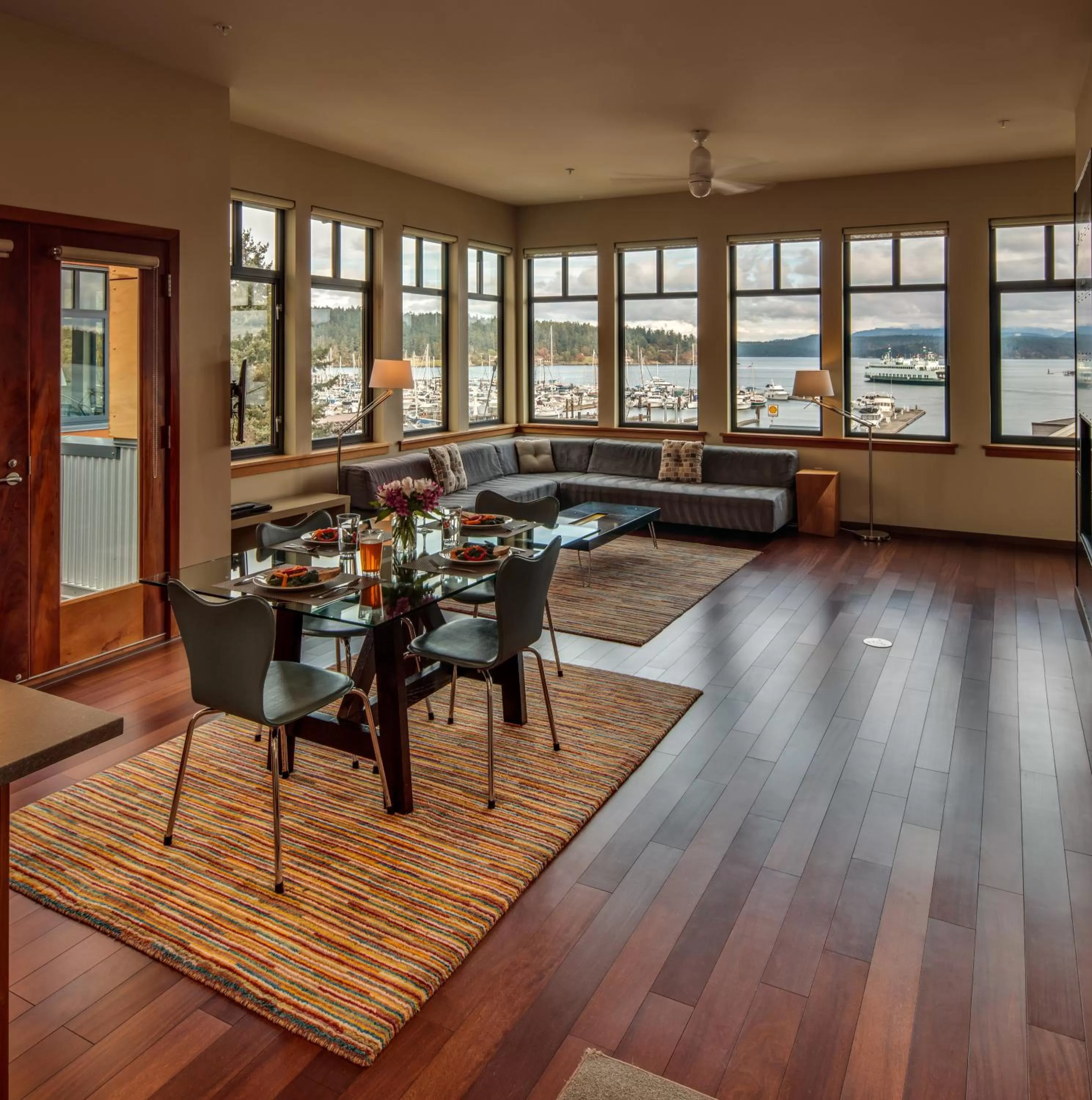 TV and multimedia in Island Inn at 123 West