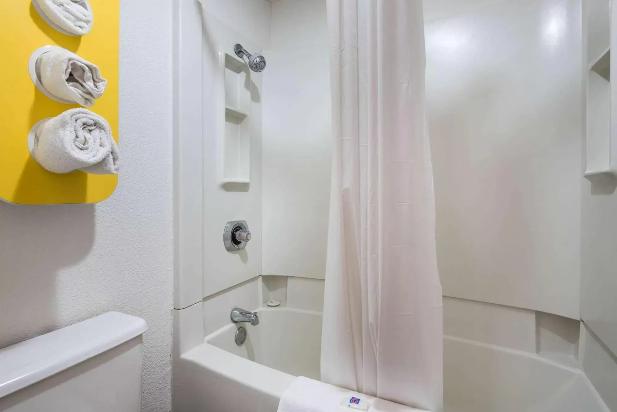 Queen Room - Non-Smoking in Motel 6-Bridgeview, IL Queen Room - Non-Smoking in Motel 6-Bridgeview, IL