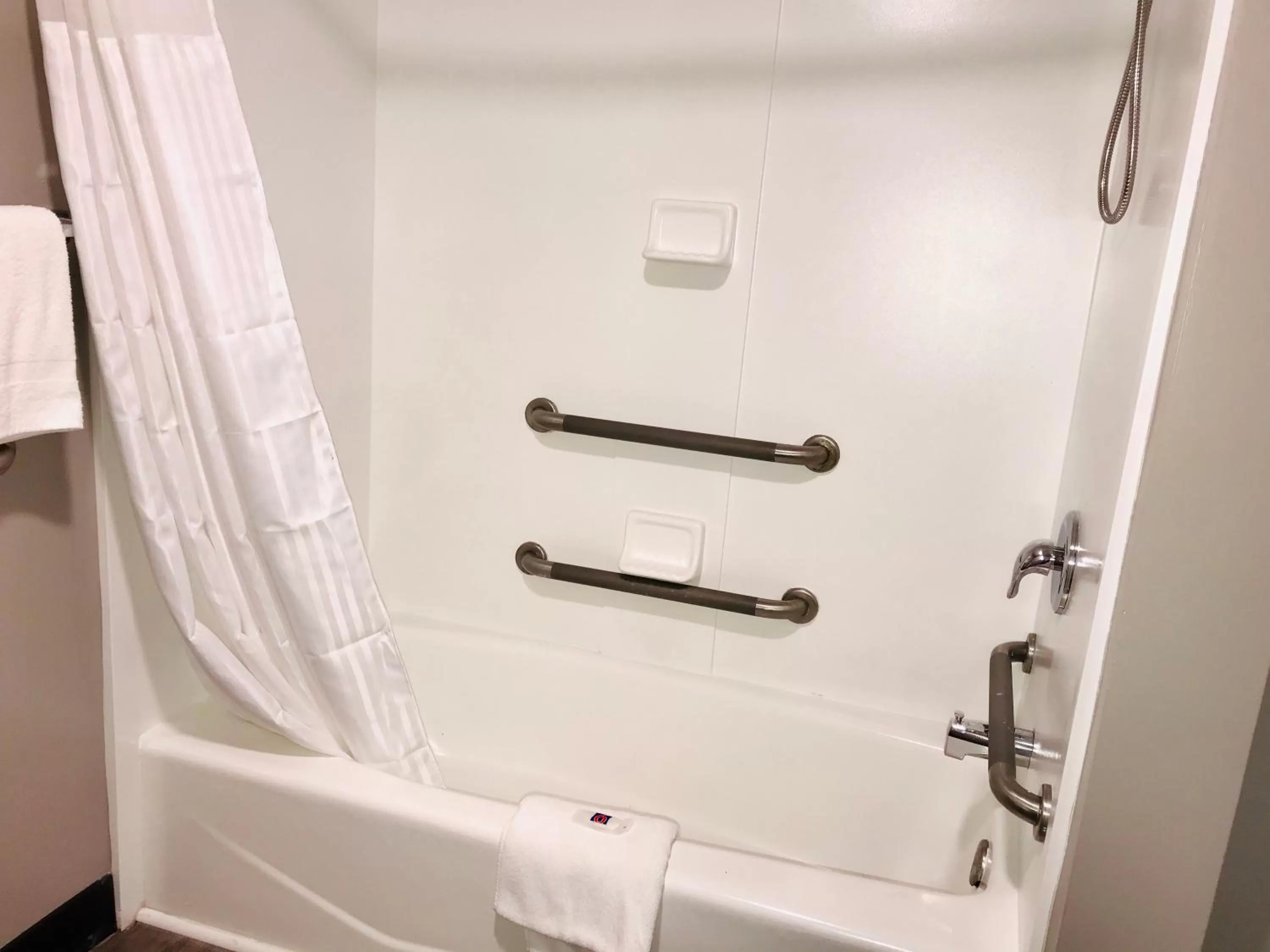 Bathroom in Studio 6 Dublin, Ga