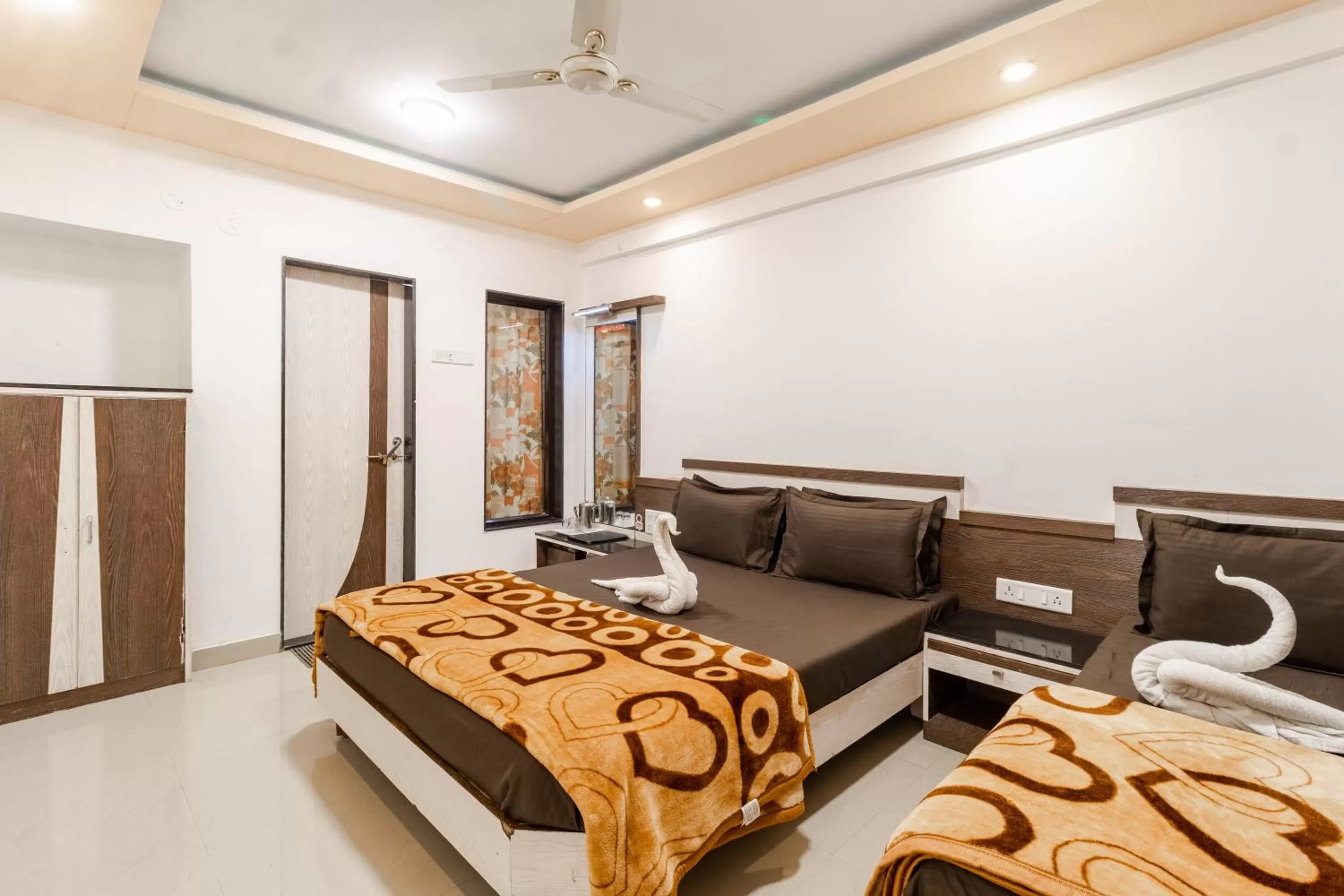 Bed in Hotel Vyankatesh & Pure Veg Restaurant