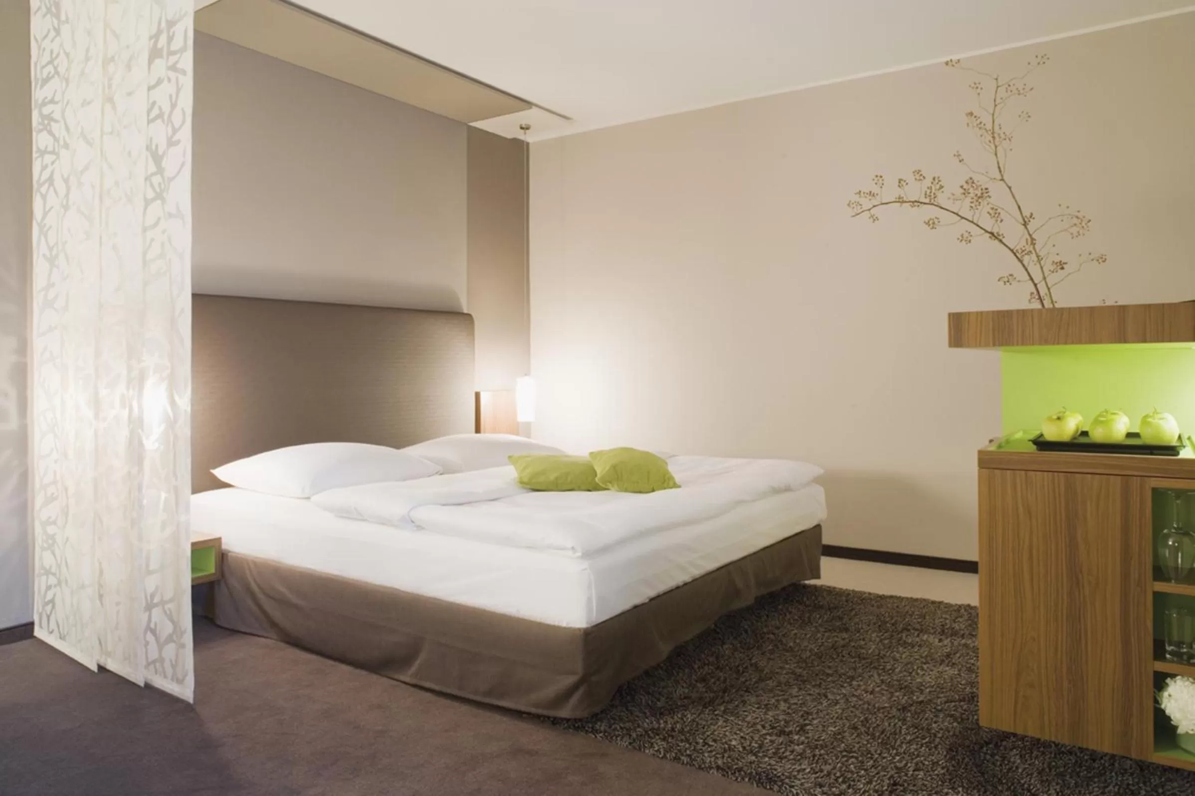 Photo of the whole room, Bed in Mövenpick Hotel München-Airport