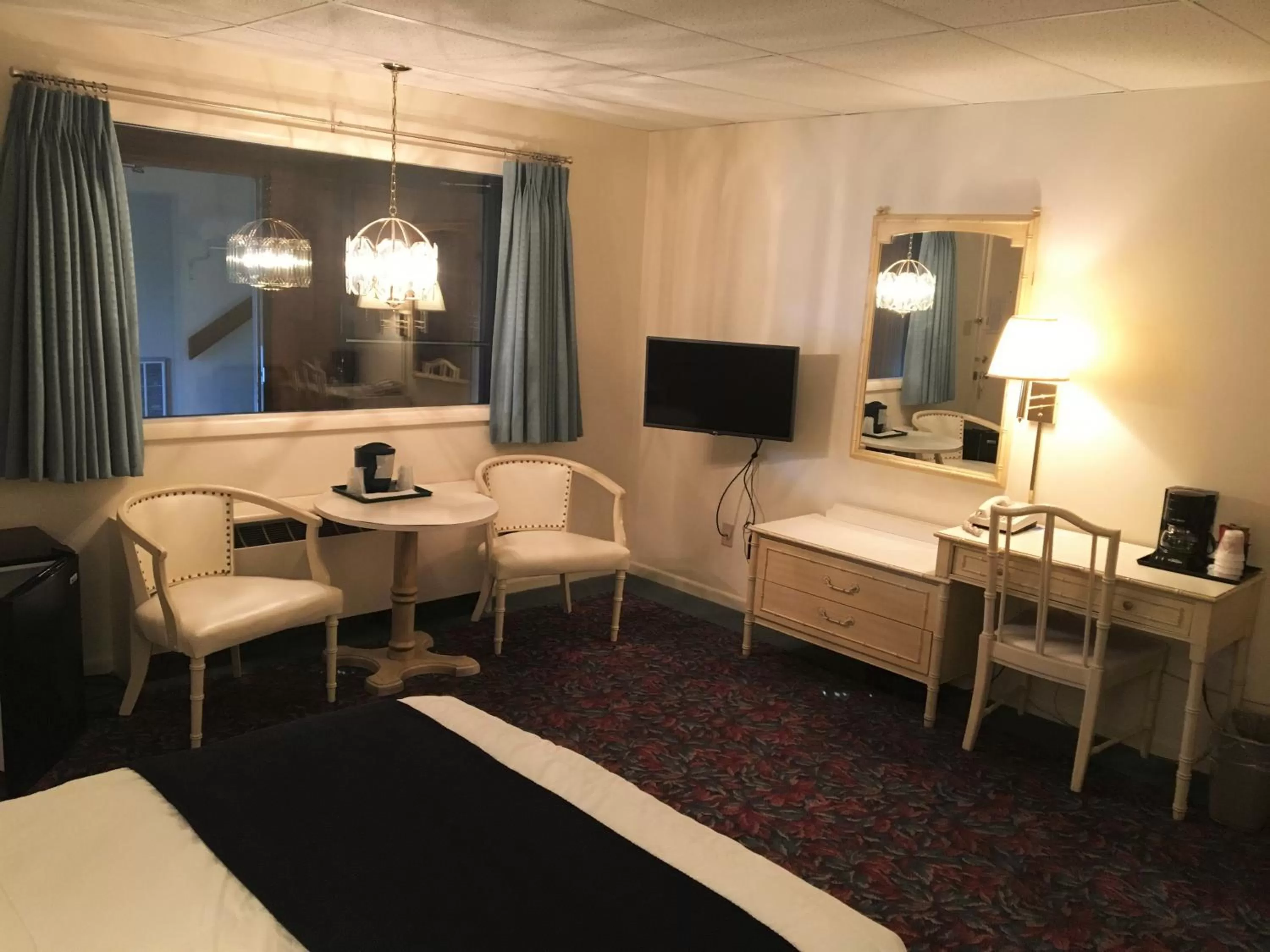 Bed in Cedar Motor Inn