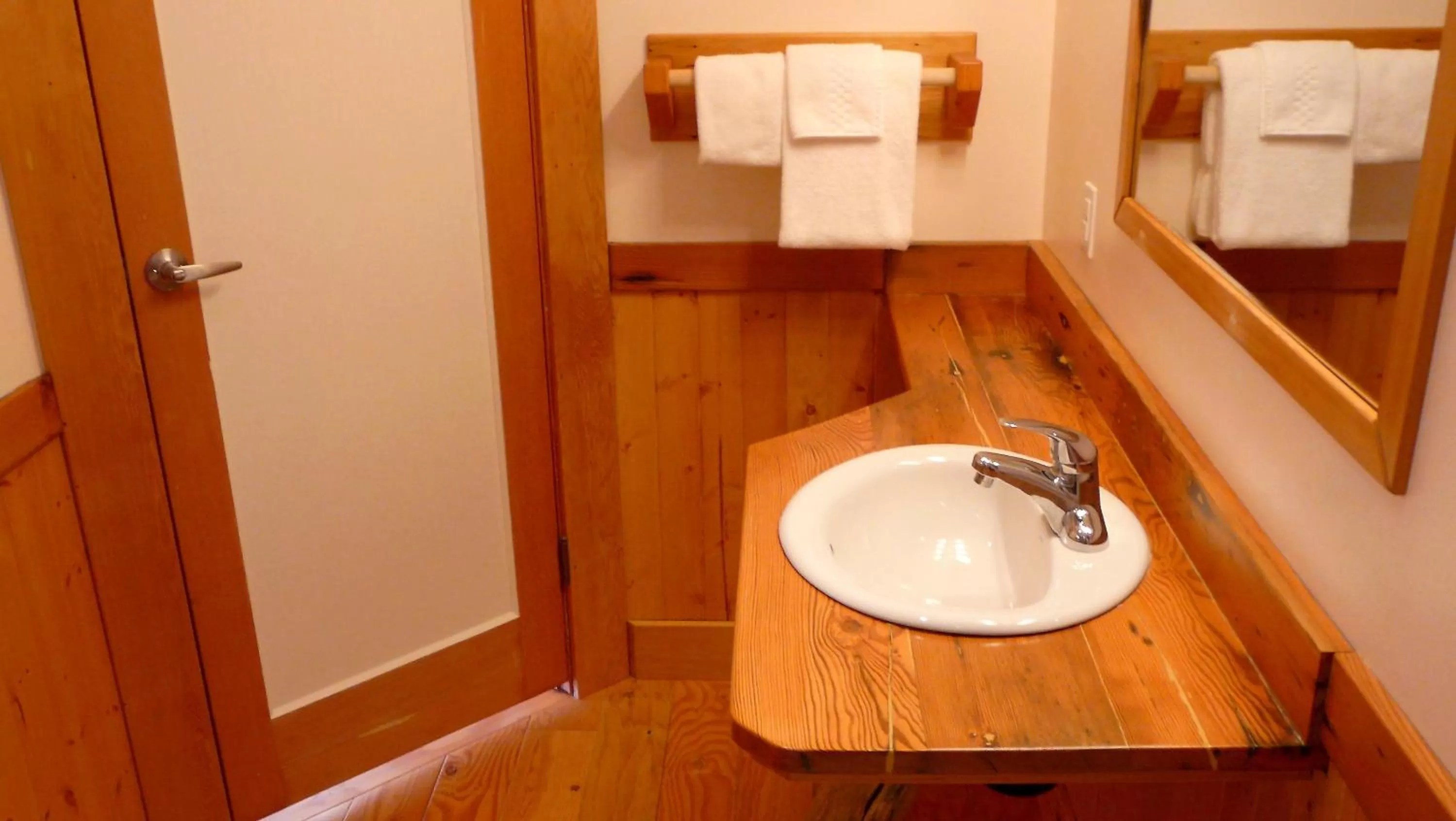 Bathroom in Seine Boat Inn