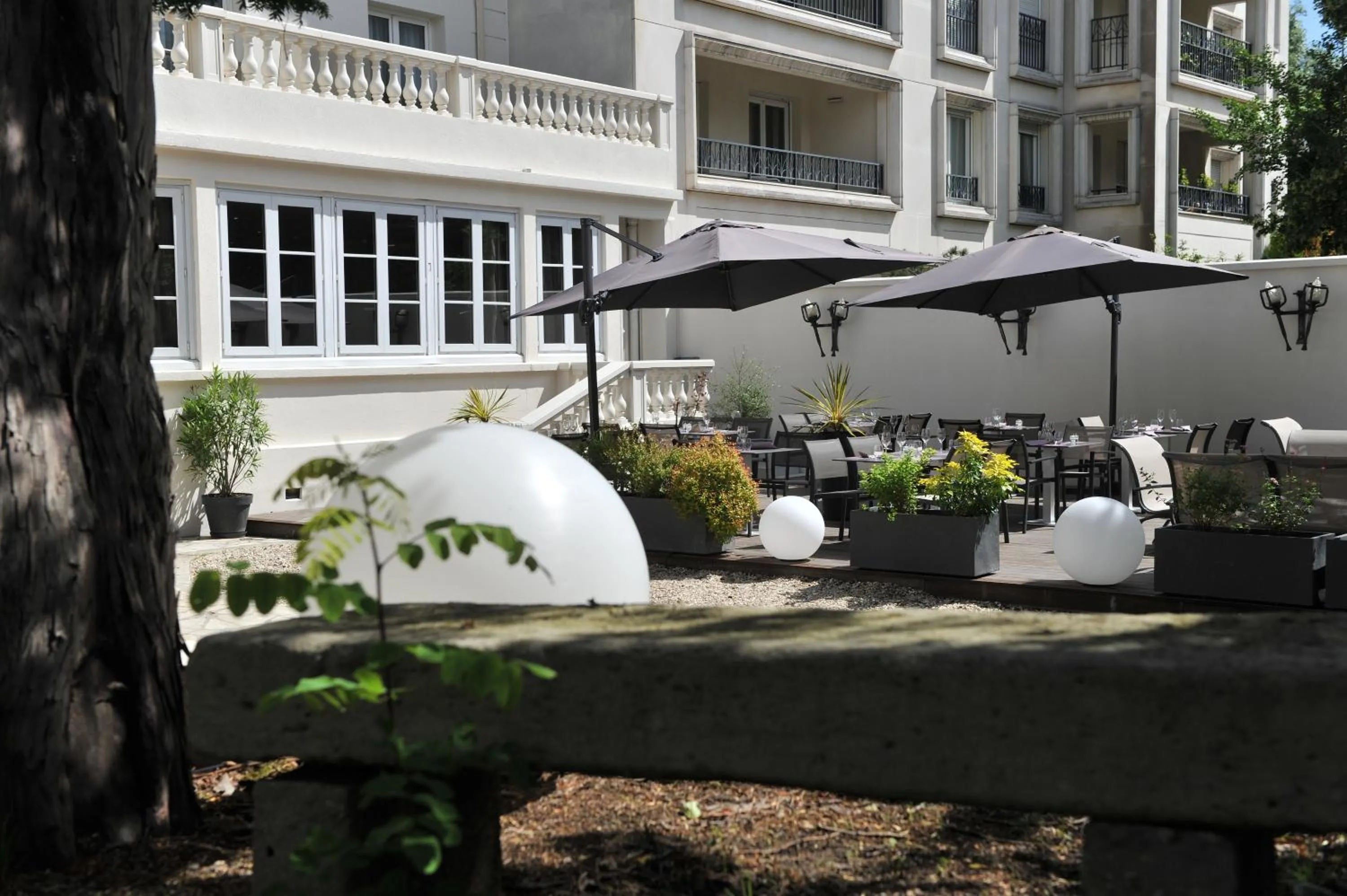 Patio in Mercure Paris Saint Cloud Hippodrome