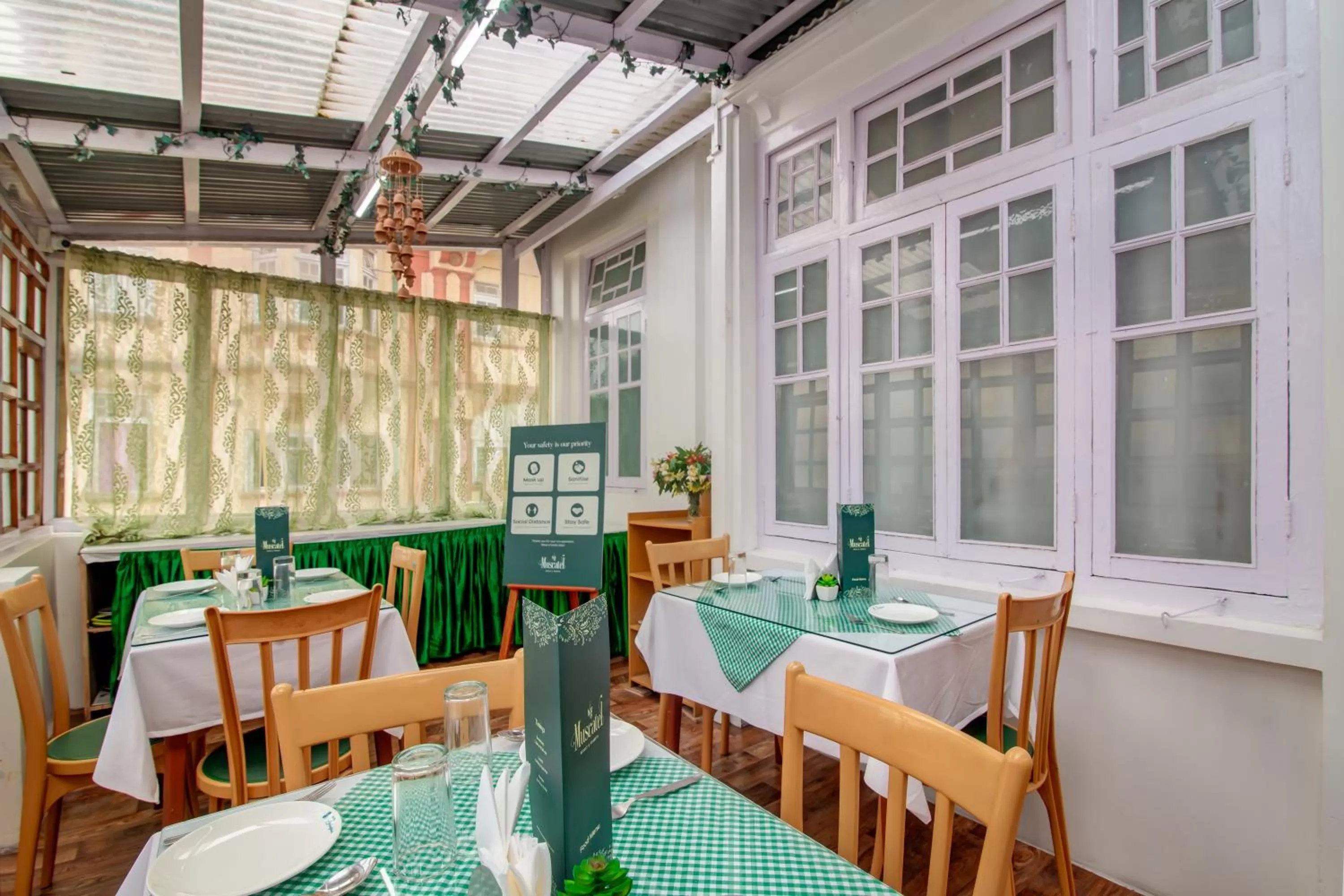 Restaurant/places to eat in Muscatel Spring Burn - 100 Mts from Mall Road