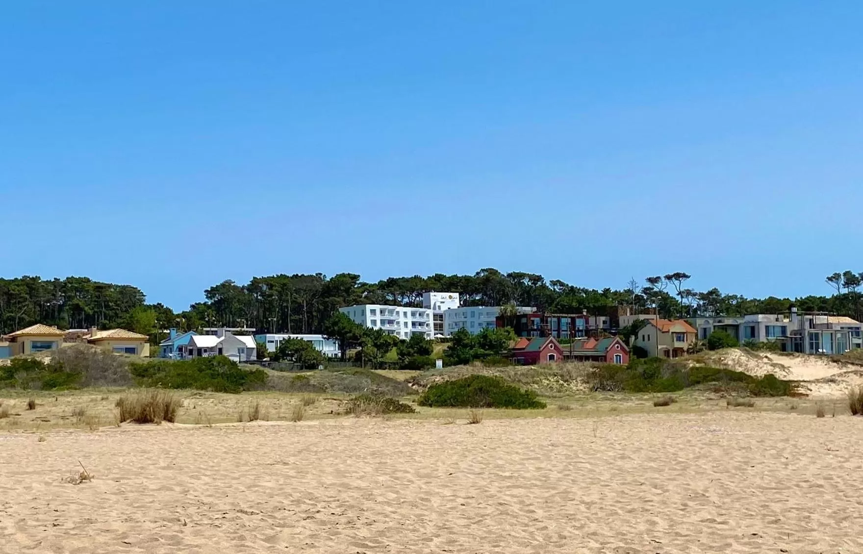 Neighbourhood, Beach in Hotel Las Olas Resort