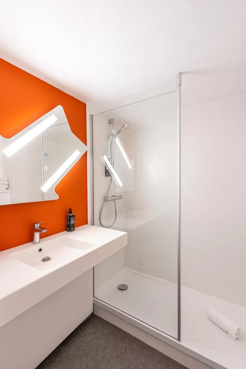 Shower in ibis budget Nancy Porte Sud