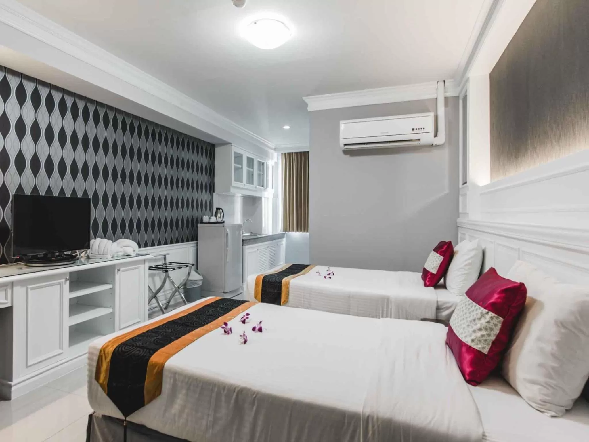 Shower, Bed in Convenient Park Bangkok