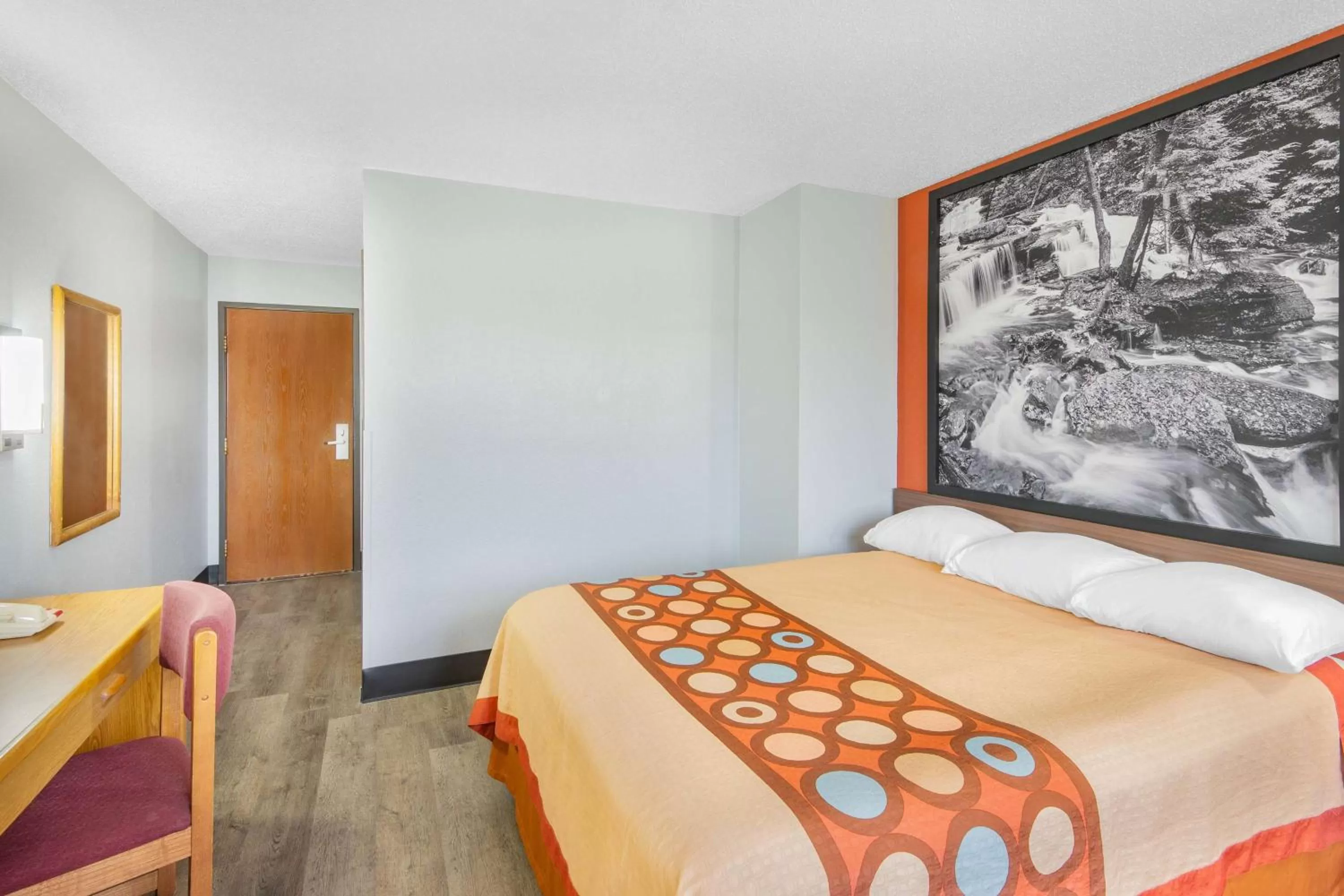 Photo of the whole room, Bed in Super 8 by Wyndham Waynesburg