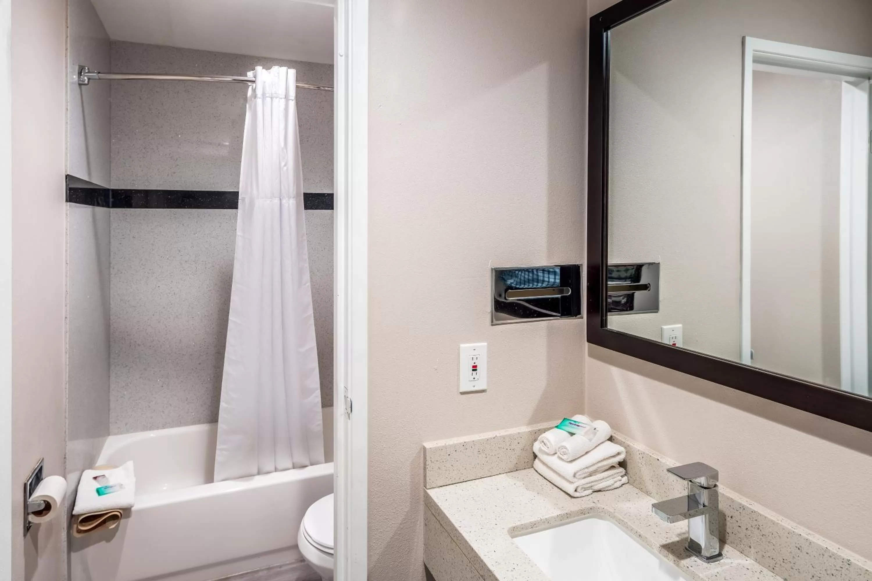 Bathroom in Red Roof Inn St George, UT - Convention Center