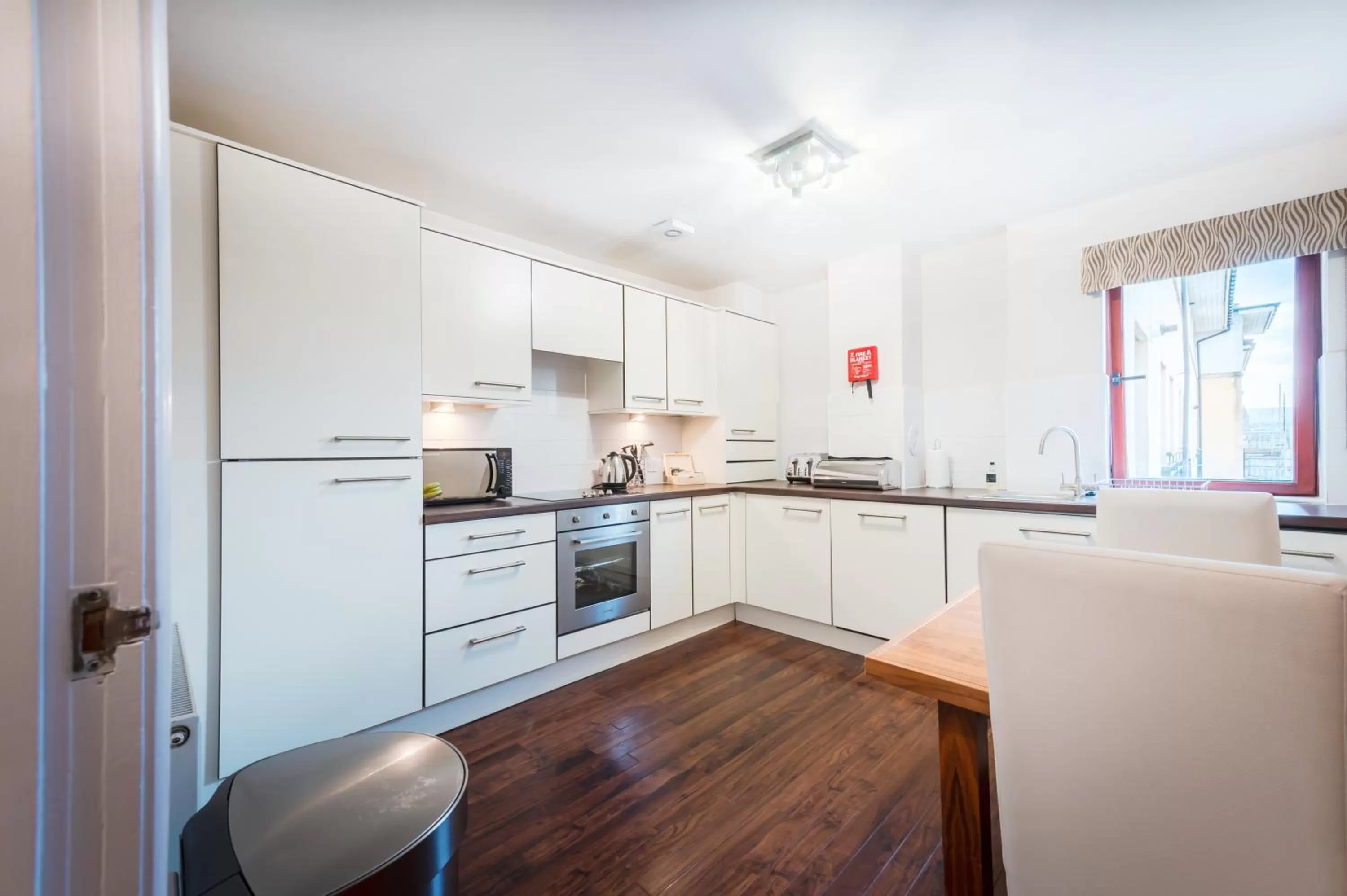 Kitchen or kitchenette in The Knight Residence by Mansley