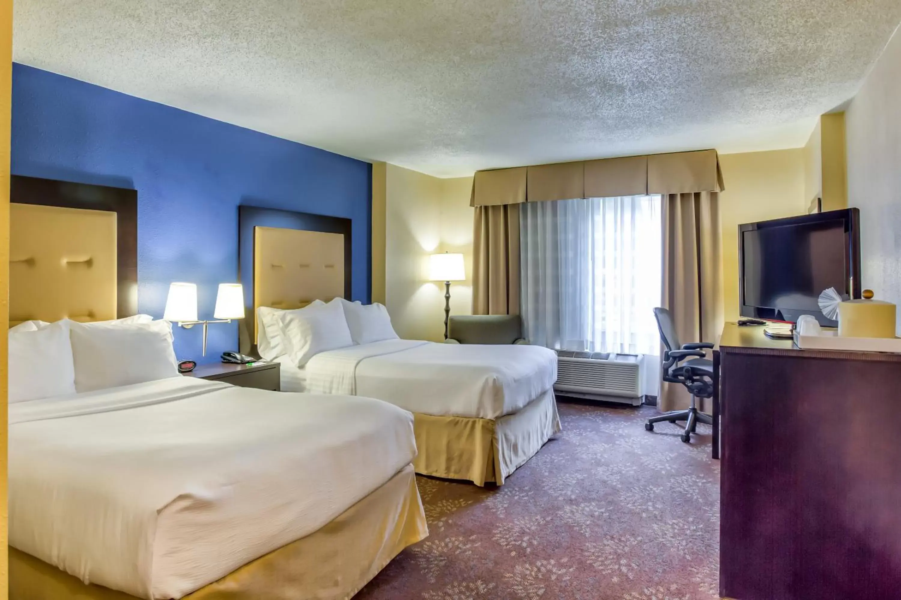 Standard Double Room with Two Double Beds - single occupancy in Holiday Inn Indianapolis North-Carmel by IHG Standard Double Room with Two Double Beds - single occupancy in Holiday Inn Indianapolis North-Carmel by IHG