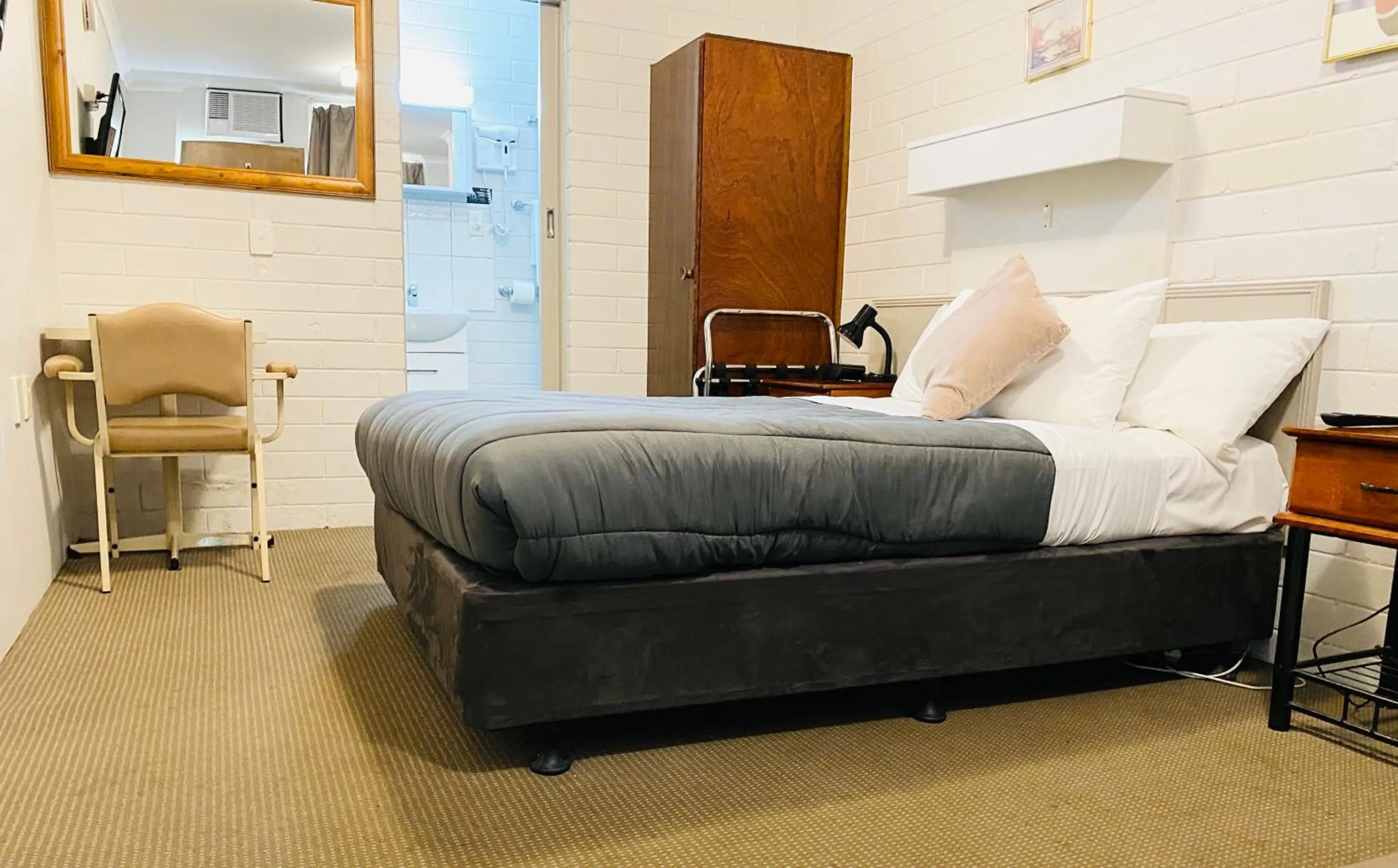 Bed in Millers Cottage Motel