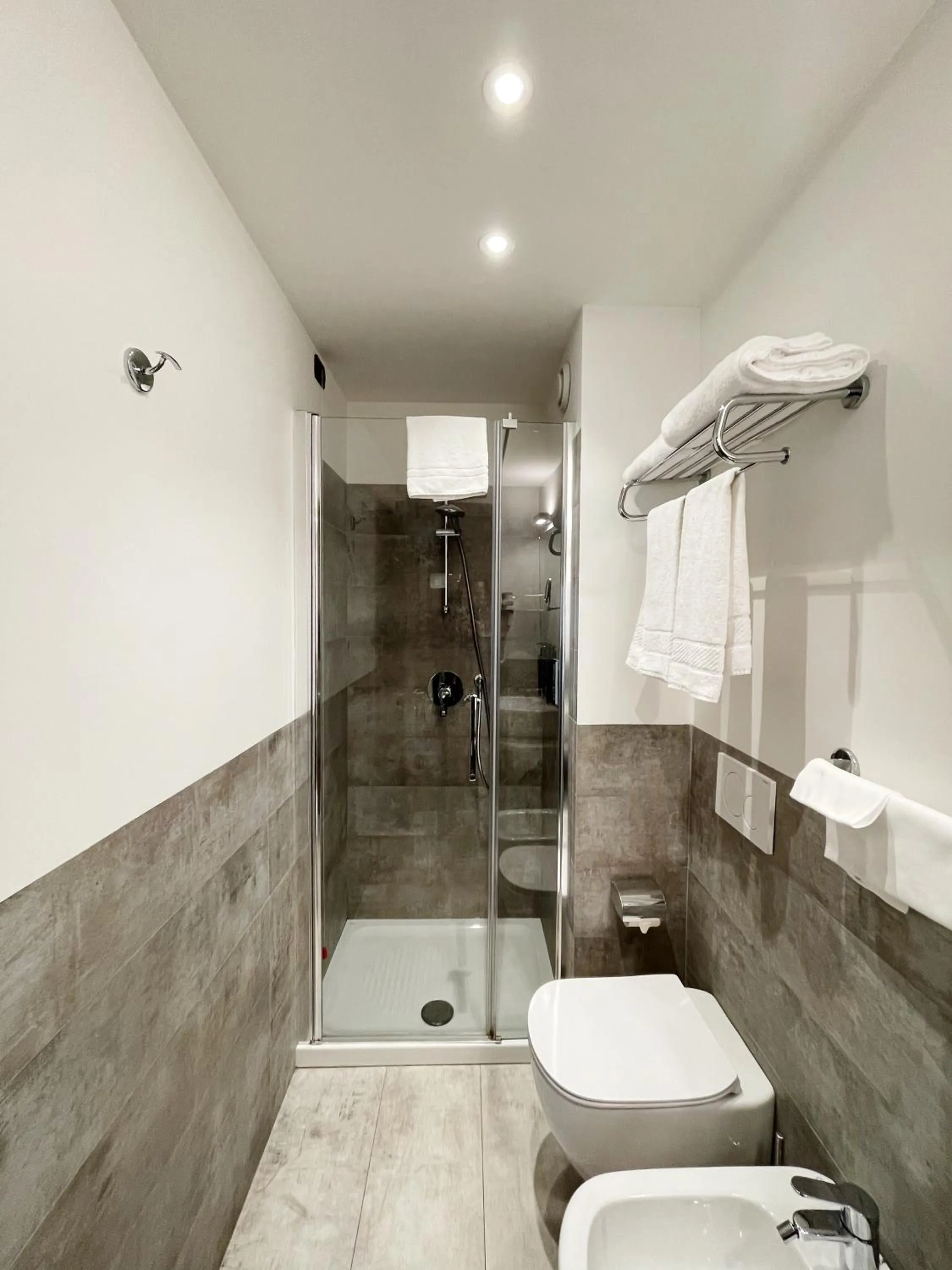 Shower in Hotel Regina