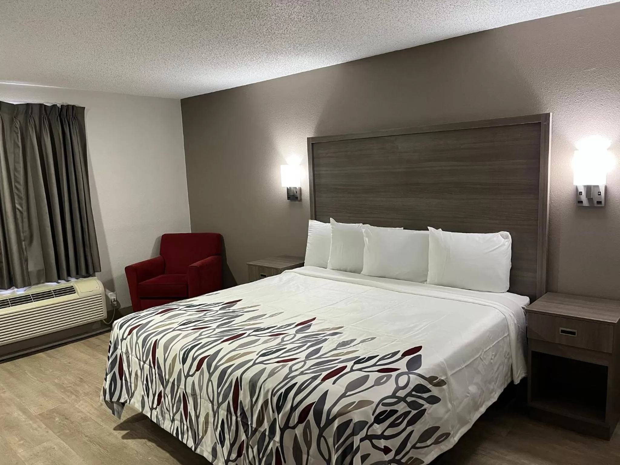 Photo of the whole room, Bed in Mulberry Inn and Plaza