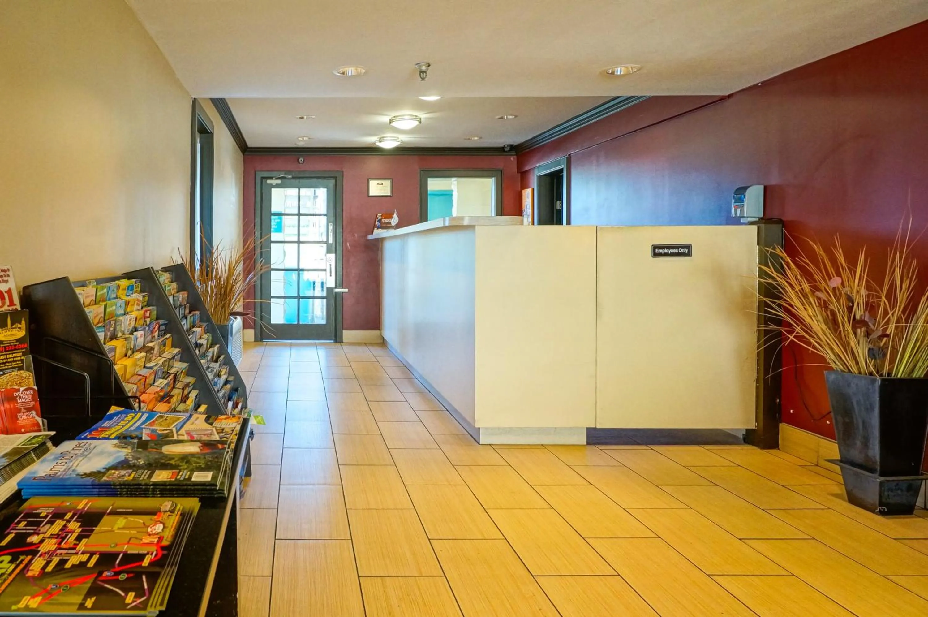 Lobby or reception in Howard Johnson by Wyndham San Diego Hotel Circle