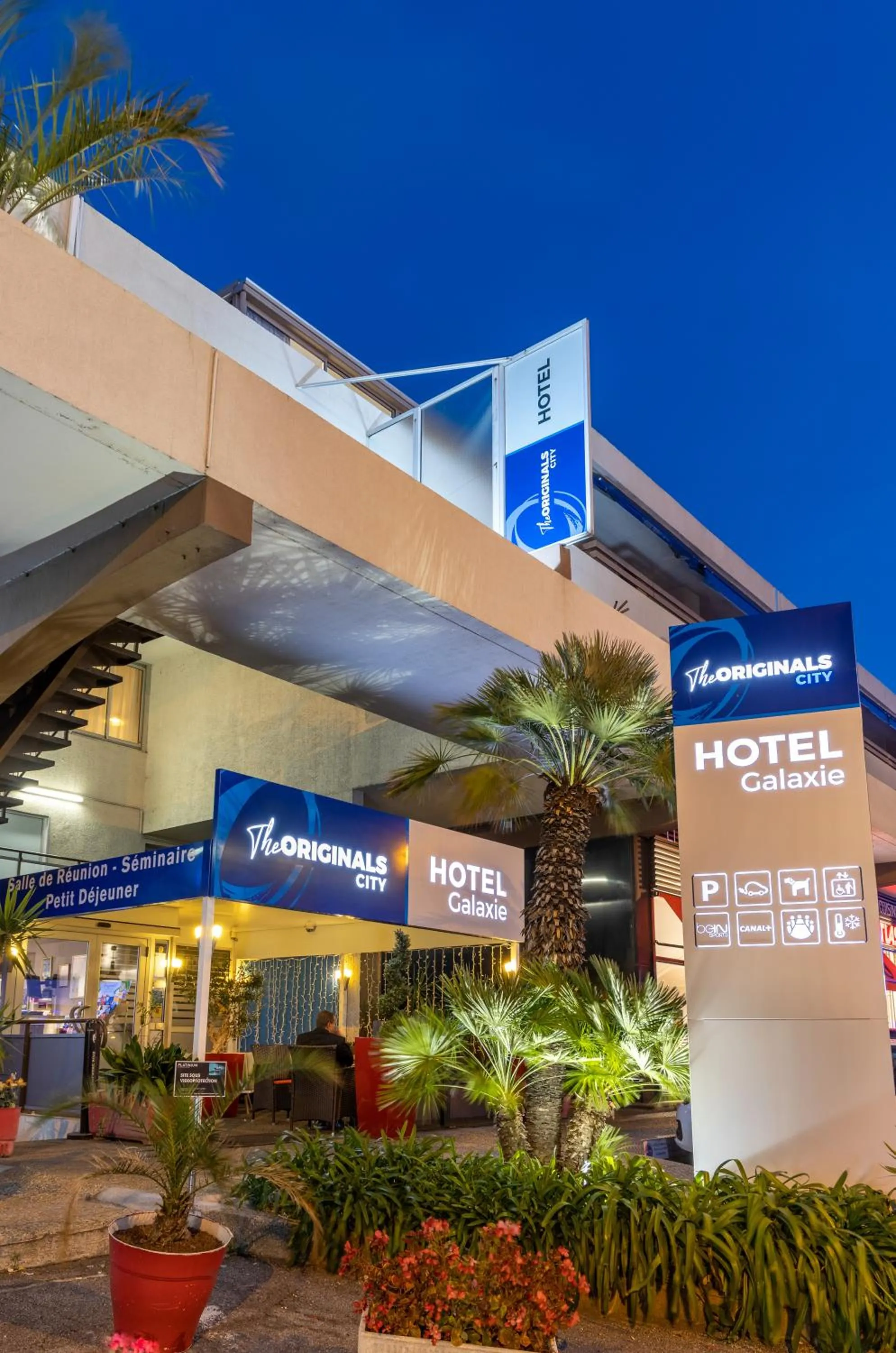 Facade/entrance in The Originals City, Hôtel Galaxie, Nice Aéroport