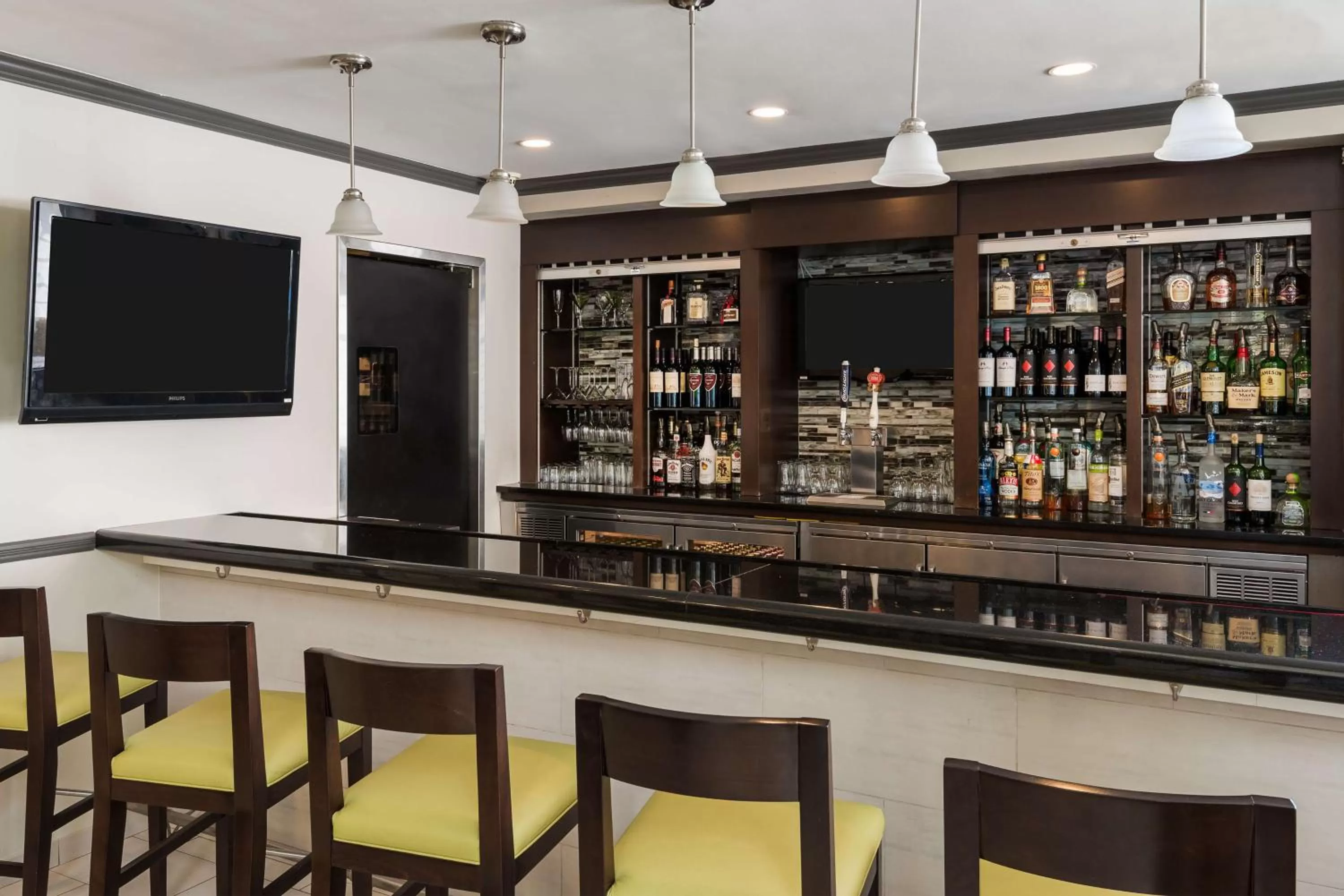 Lounge or bar in Hilton Garden Inn Westbury