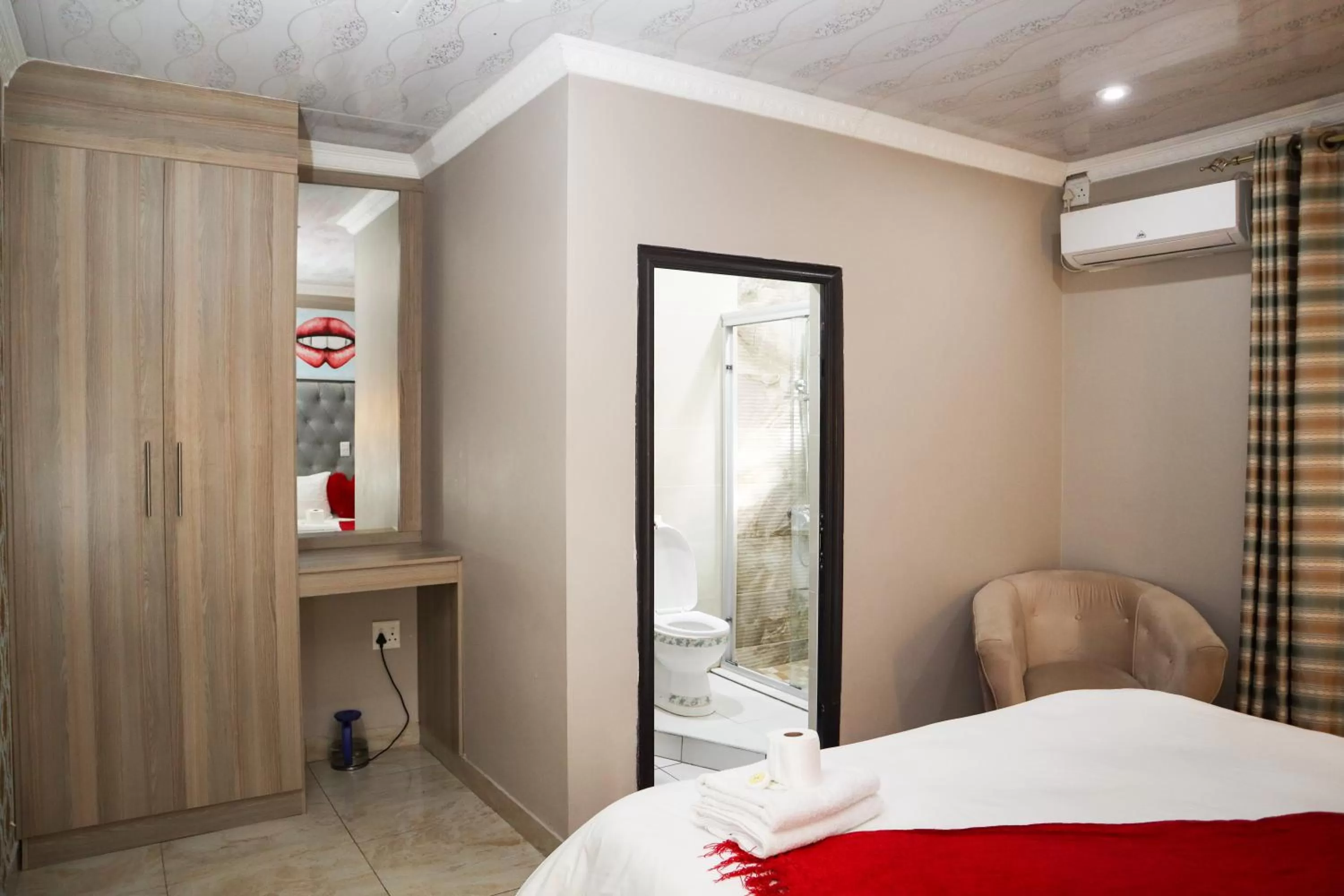 Bedroom, Bed in Gold Crown International Hotel Johannesburg