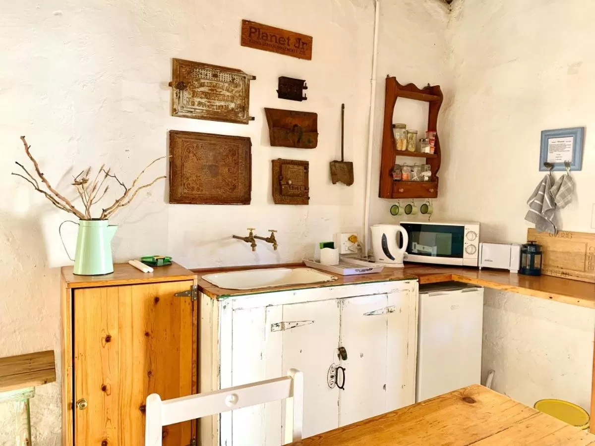 Kitchen/Kitchenette in Brakdakkie Guest Cottages