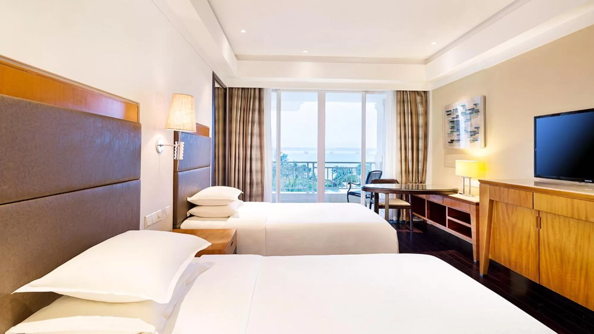 Bedroom, Bed in Sheraton Haikou Hotel