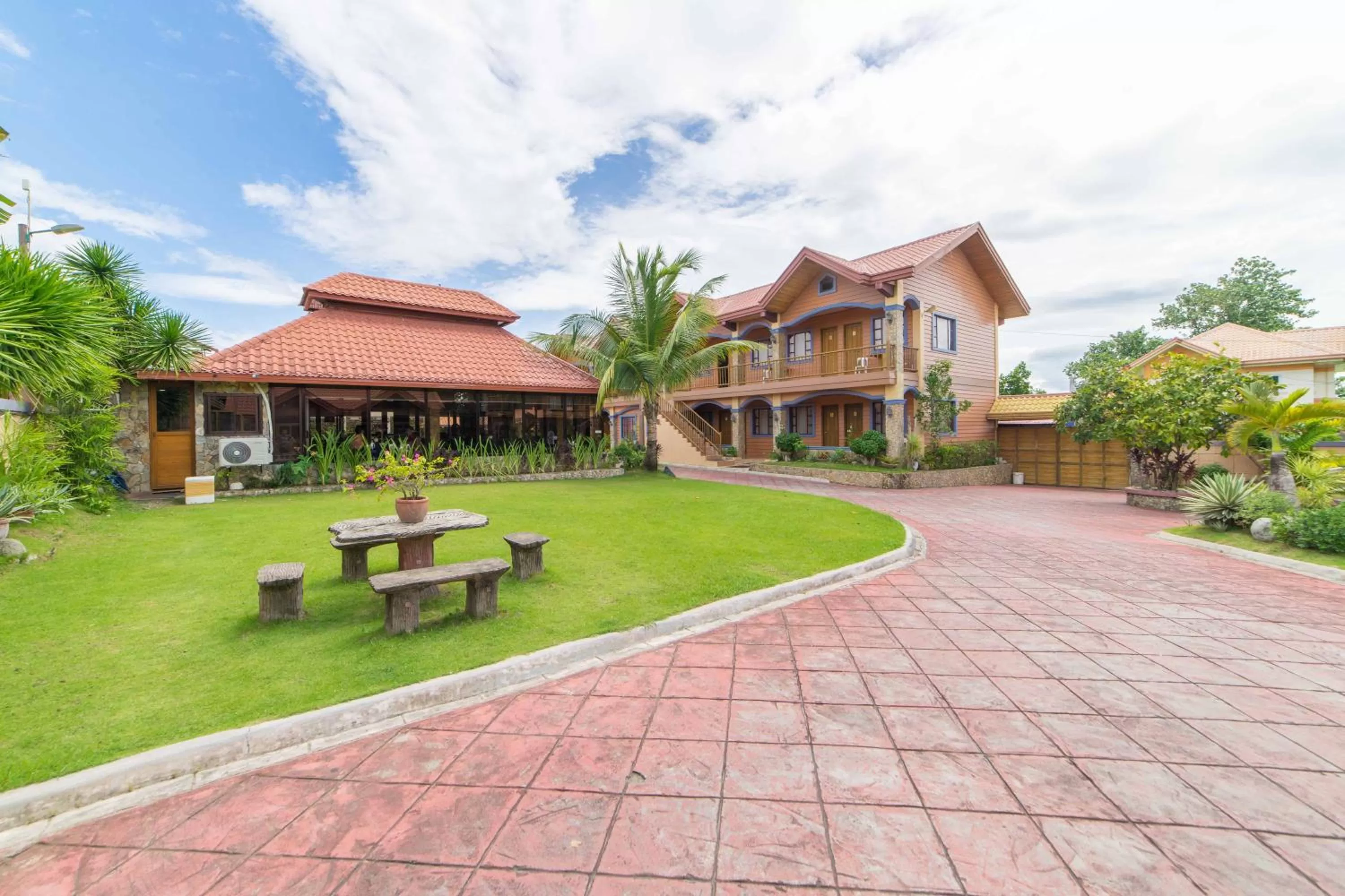 Property building in RedDoorz Plus @ Starhomes Olivianville