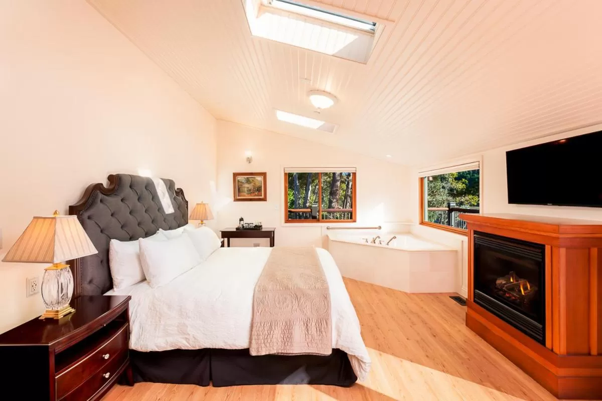 Photo of the whole room, Bed in Noyo Harbor Inn